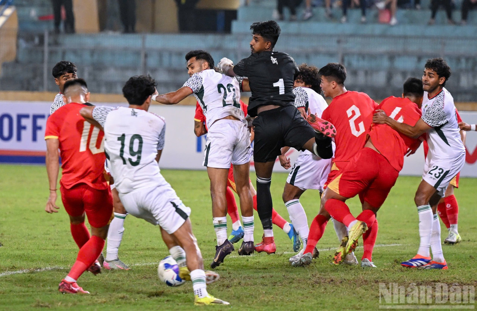 Una intensa disputa por el balón frente a la portería bangladesí.