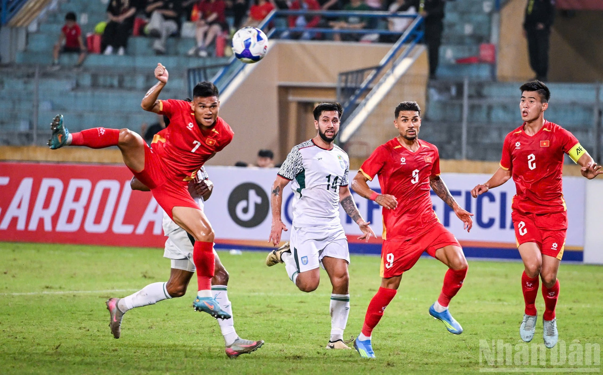 Aprovechando un acertado tiro libre de su compañero Quang Hai, Xuan Manh duplica la ventaja de Vietnam con un cabezazo.