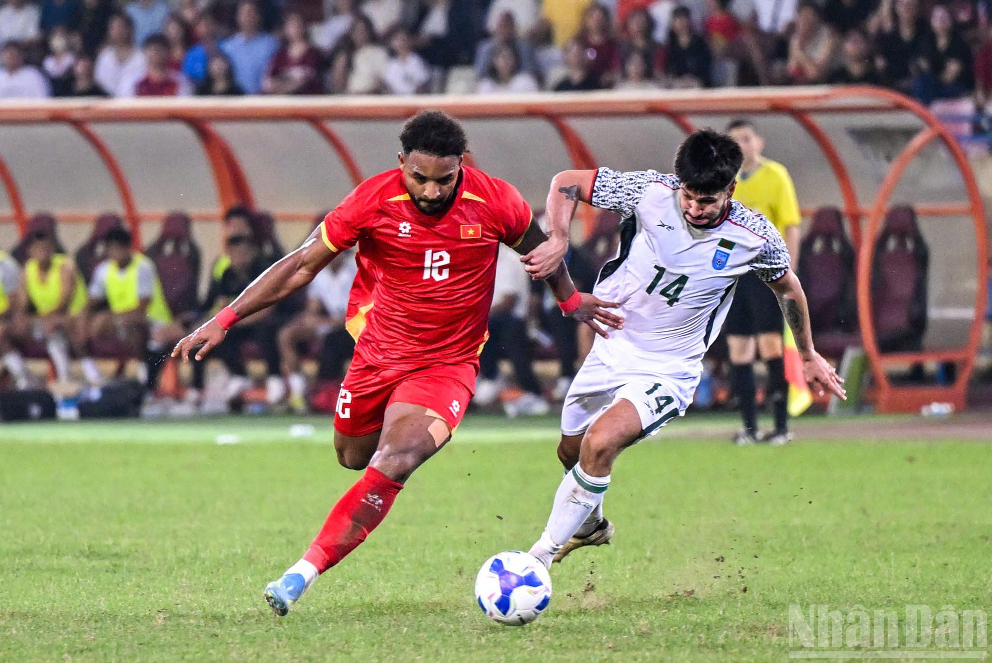 Xuan Son se lanza en ataque.