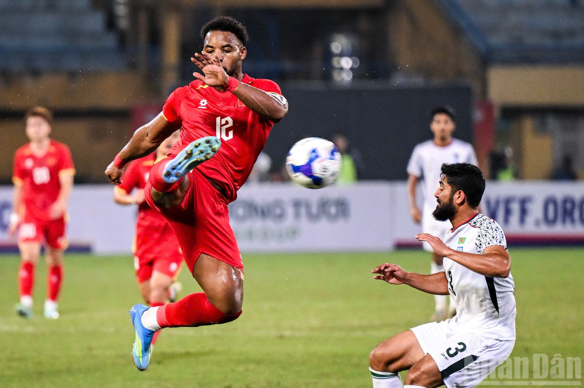 En la segunda mitad del partido el entrenador surcoreano Kim Sang Sik hizo varios ajustes experimentales en la alineación. Entre esos, Xuan Son sobresale en la línea de ataque local.