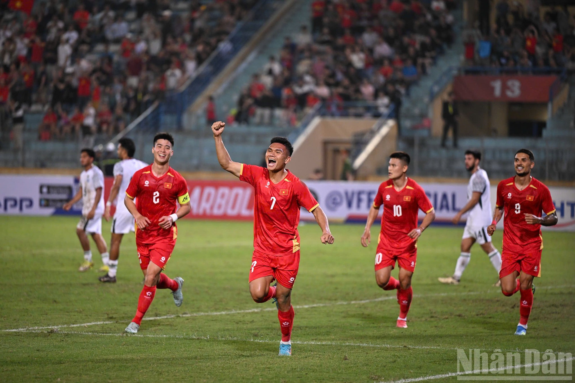 Los vietnamitas celebran su segundo tanto.