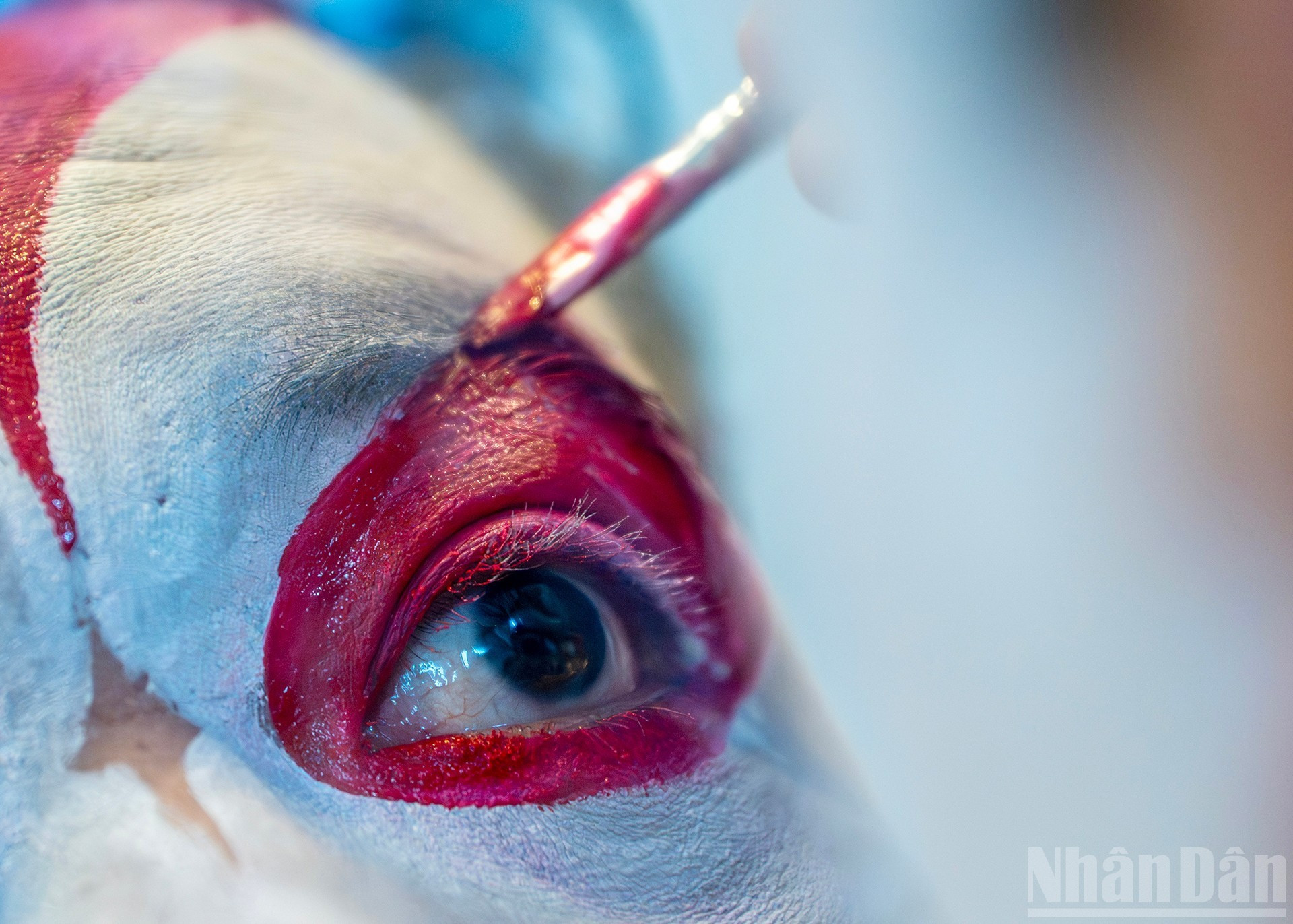 Un artista hace el maquillaje en el “tuong” de Binh Dinh.