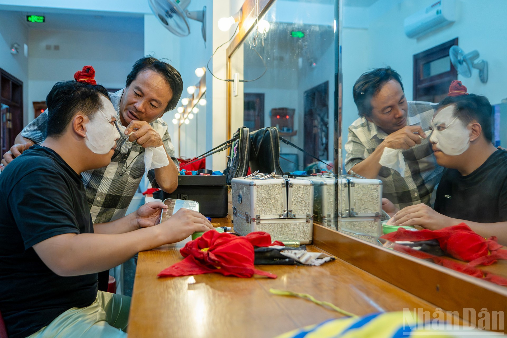 Los colores más usados en una careta de “tuong” incluyen blanco, rosa, rojo y negro.