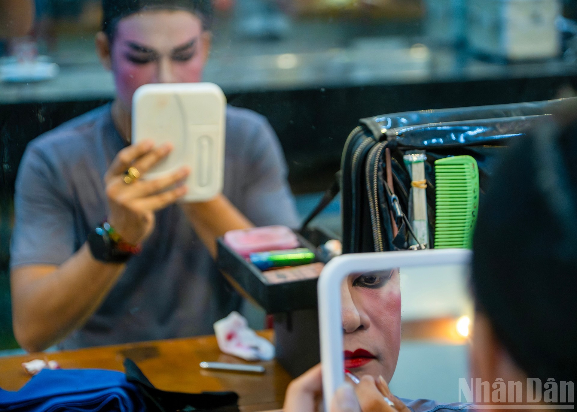 El arte de pintura facial del “tuong” es altamente simbólico y estilizado. La mayoría de las pinceladas y estampados es de un nivel básico.