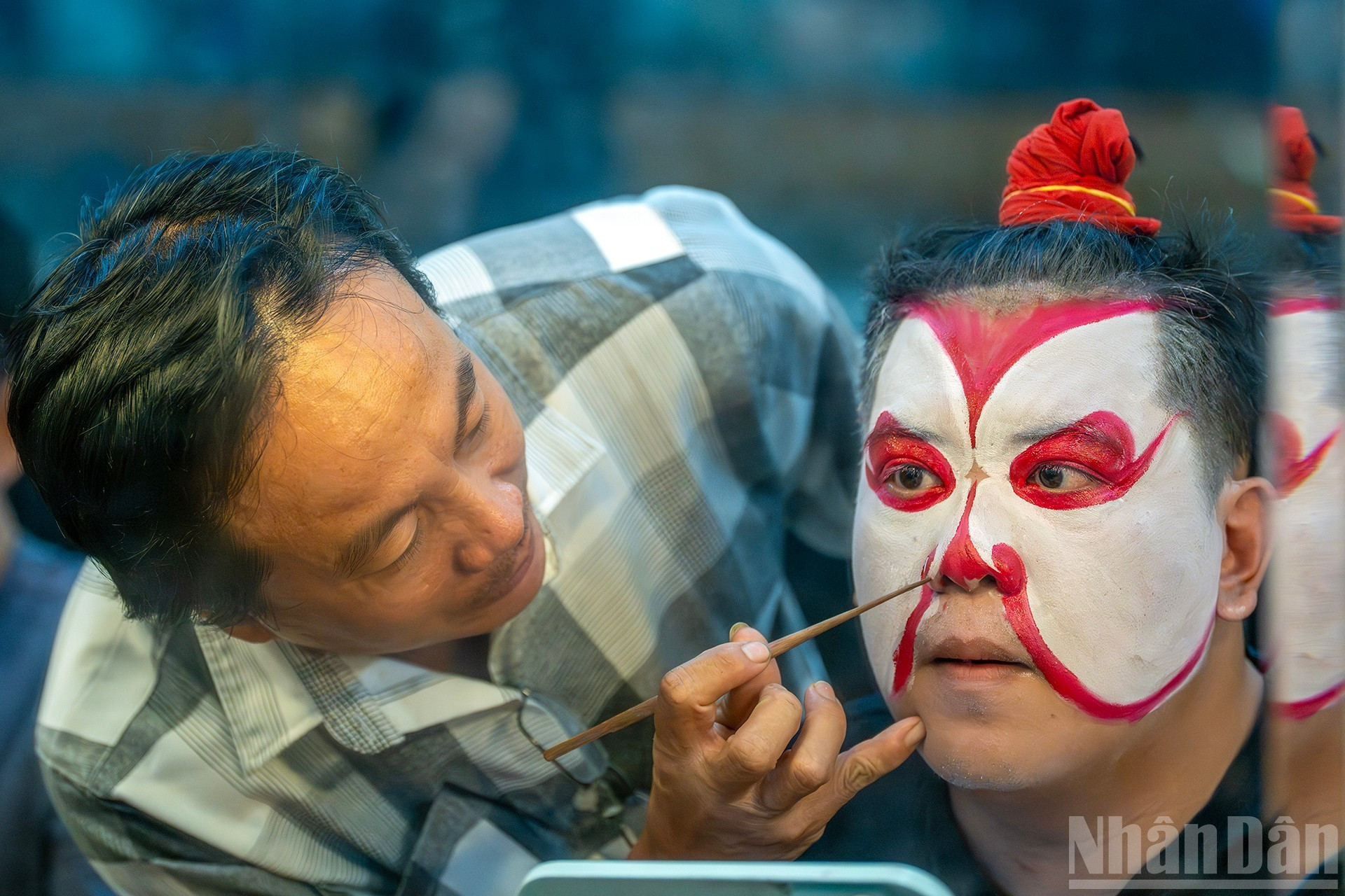 A cada artista se le requiere pintarse la cara según los criterios de base sobre sus tipos de personajes. Reciben instrucciones y consejos de sus predecesores.