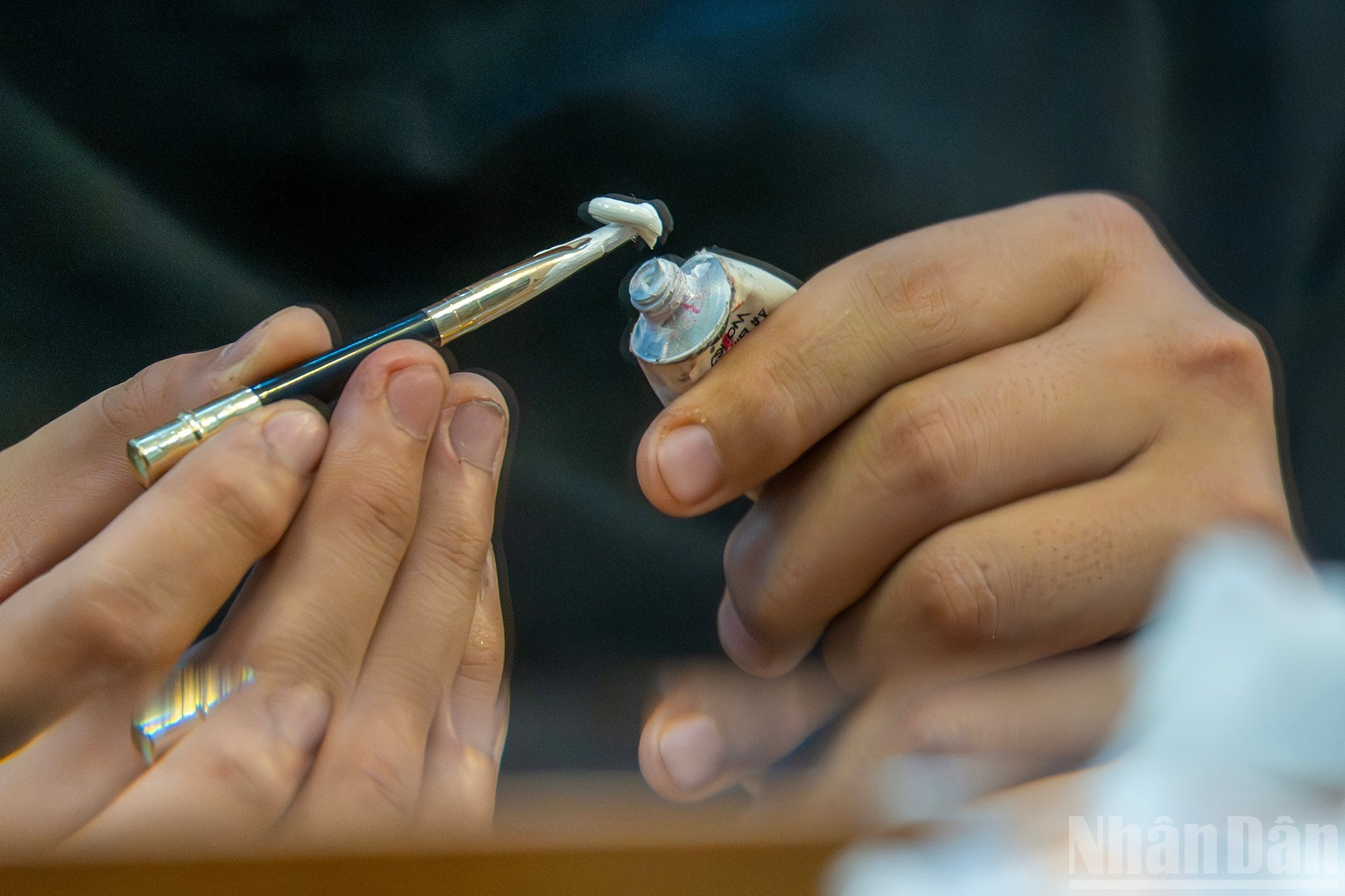 Además de la técnica vocal, coreográfica y actoral, el artista debe saber dibujar su propio rostro y maquillarse para cada papel.