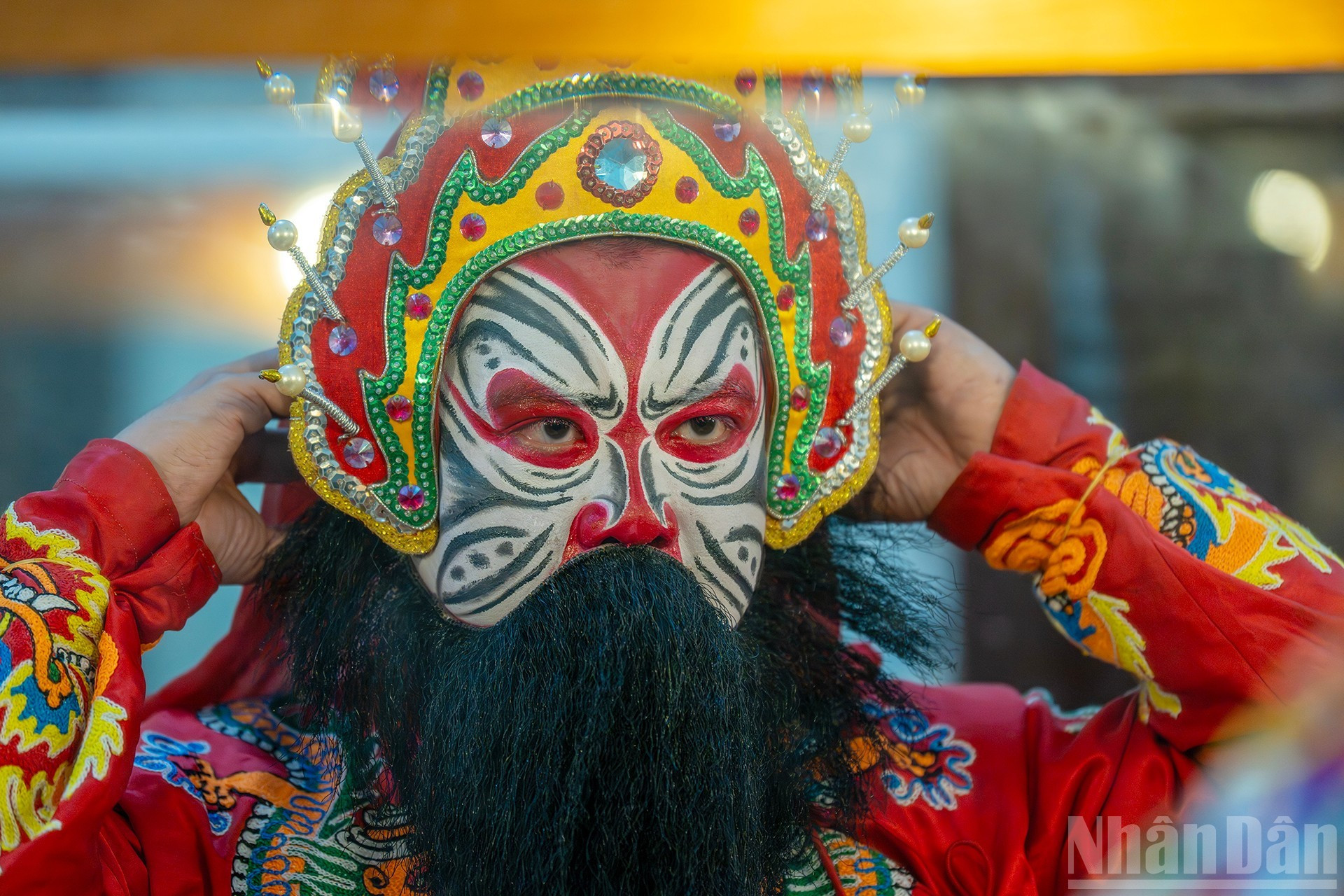 Si bien es llamativa por sus diversos colores, la máscara y su combinación con las expresiones faciales del artista resultan en una obra vívida.