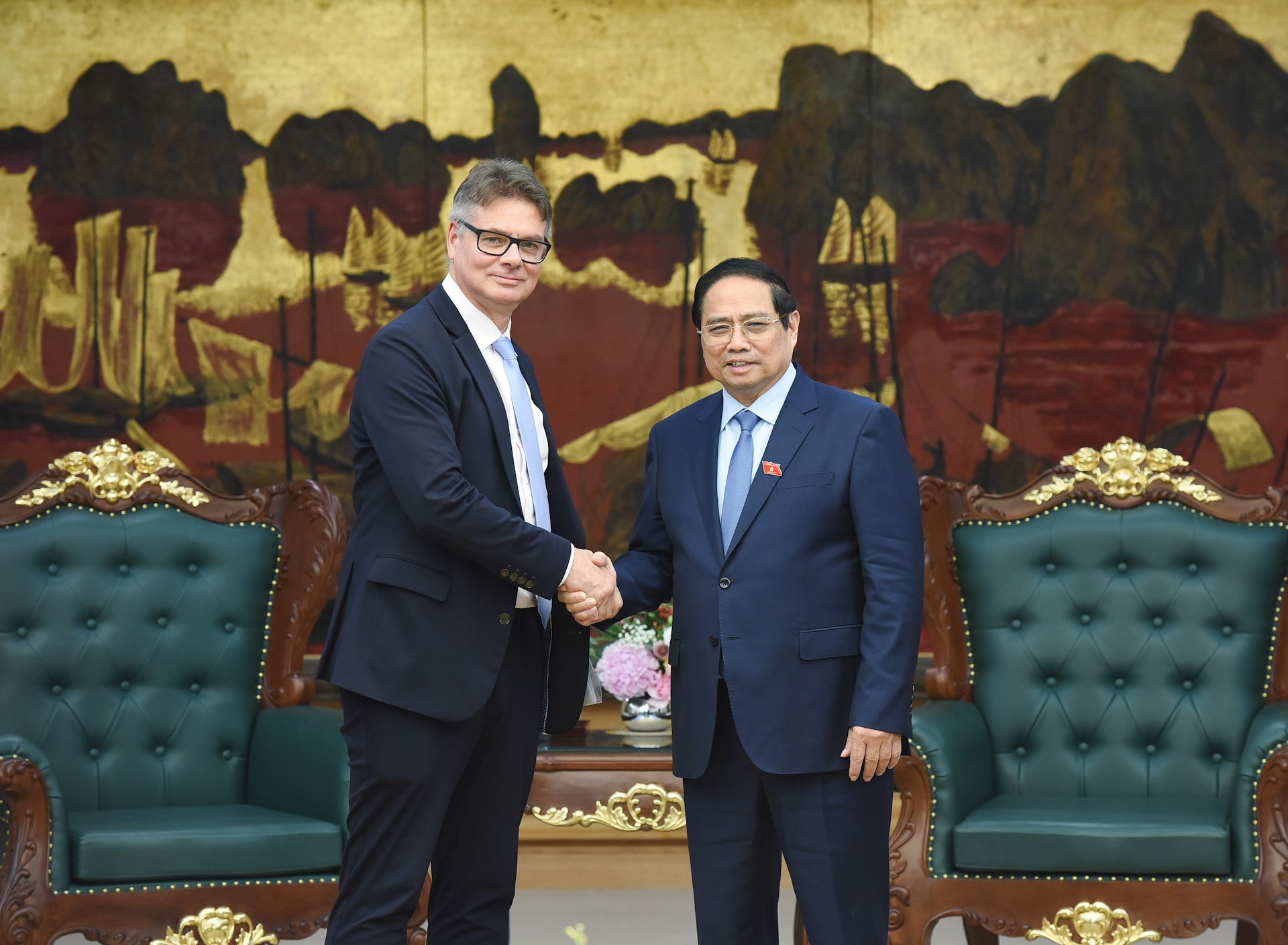 El primer ministro de Vietnam, Pham Minh Chinh, y Antoine Colin, vicepresidente sénior y jefe global para Transformación y Resiliencia de la Cadena de Suministro de HP.