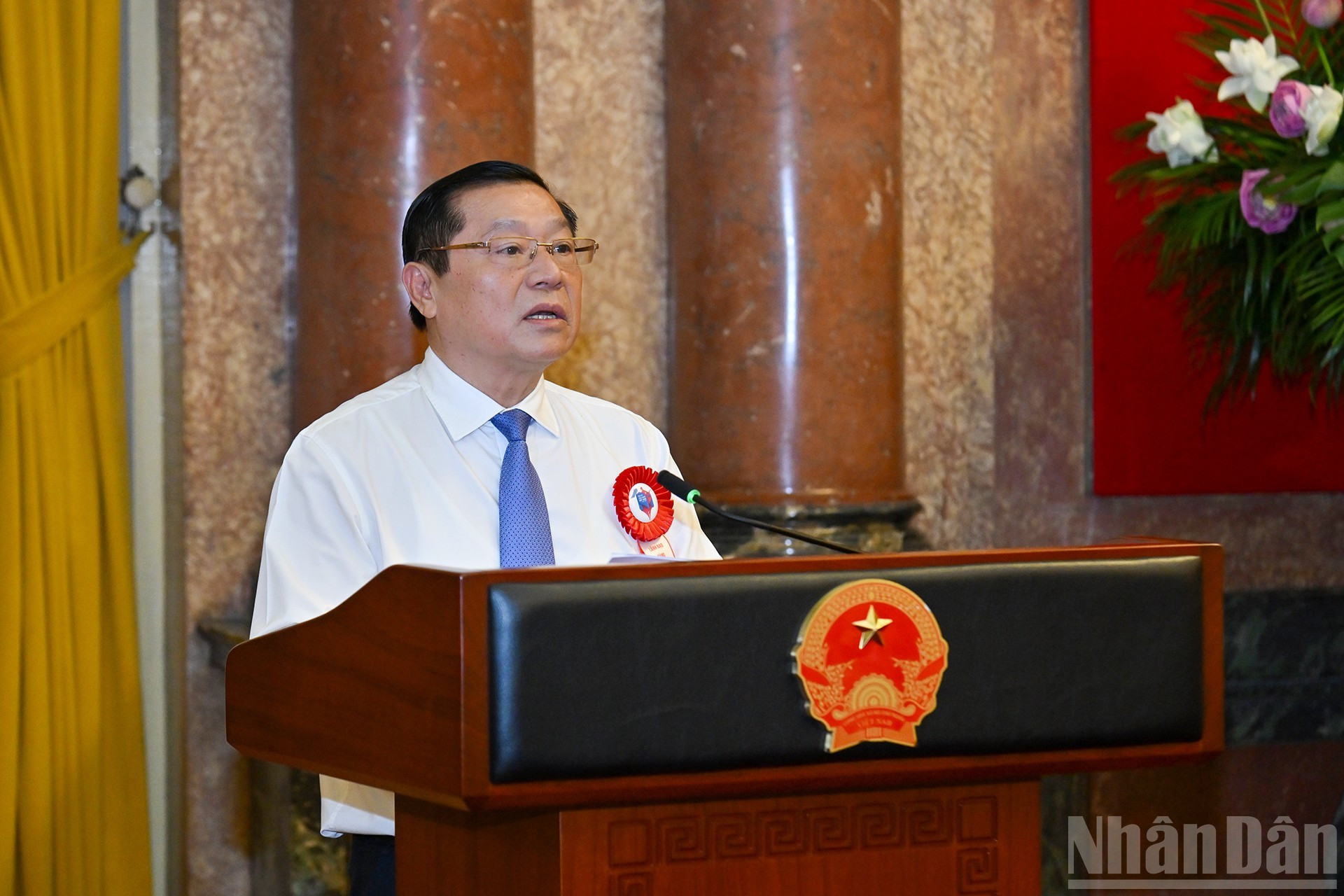 Lai Xuan Mon, subjefe permanente de la Comisión de Propaganda y Movilización de Masas del Comité Central del Partido, presenta un informe.