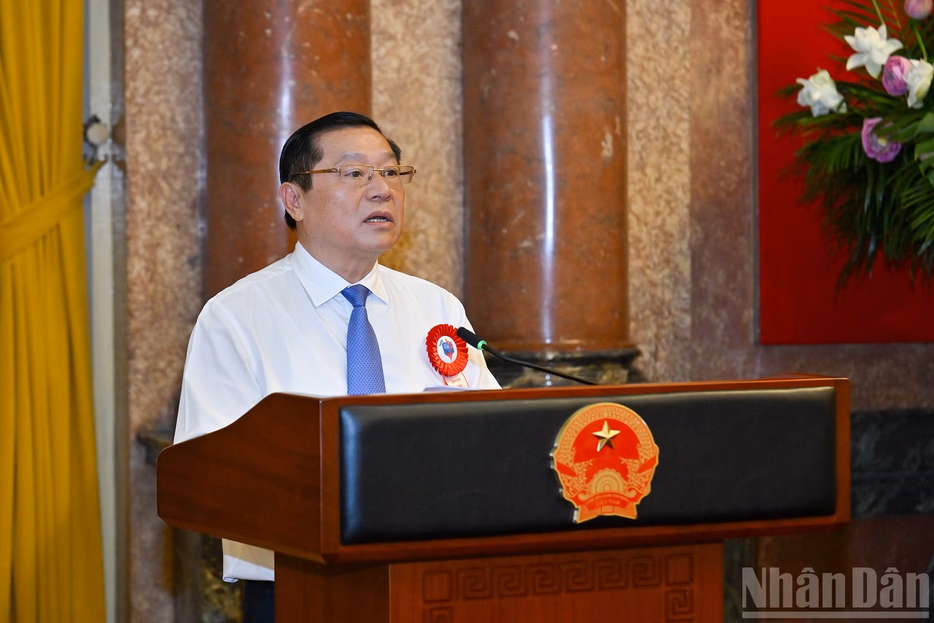 Lai Xuan Mon, subjefe permanente de la Comisión de Propaganda y Movilización de Masas del Comité Central del Partido, presenta un informe.