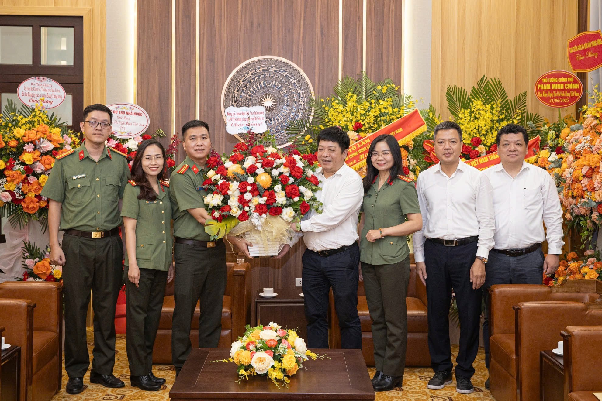 Los delegados del Departamento de Ciberseguridad y Prevención de Delitos de Alta Tecnología, subordinado al Ministerio de Seguridad Pública, entregan flores de felicitación a Nhan Dan.