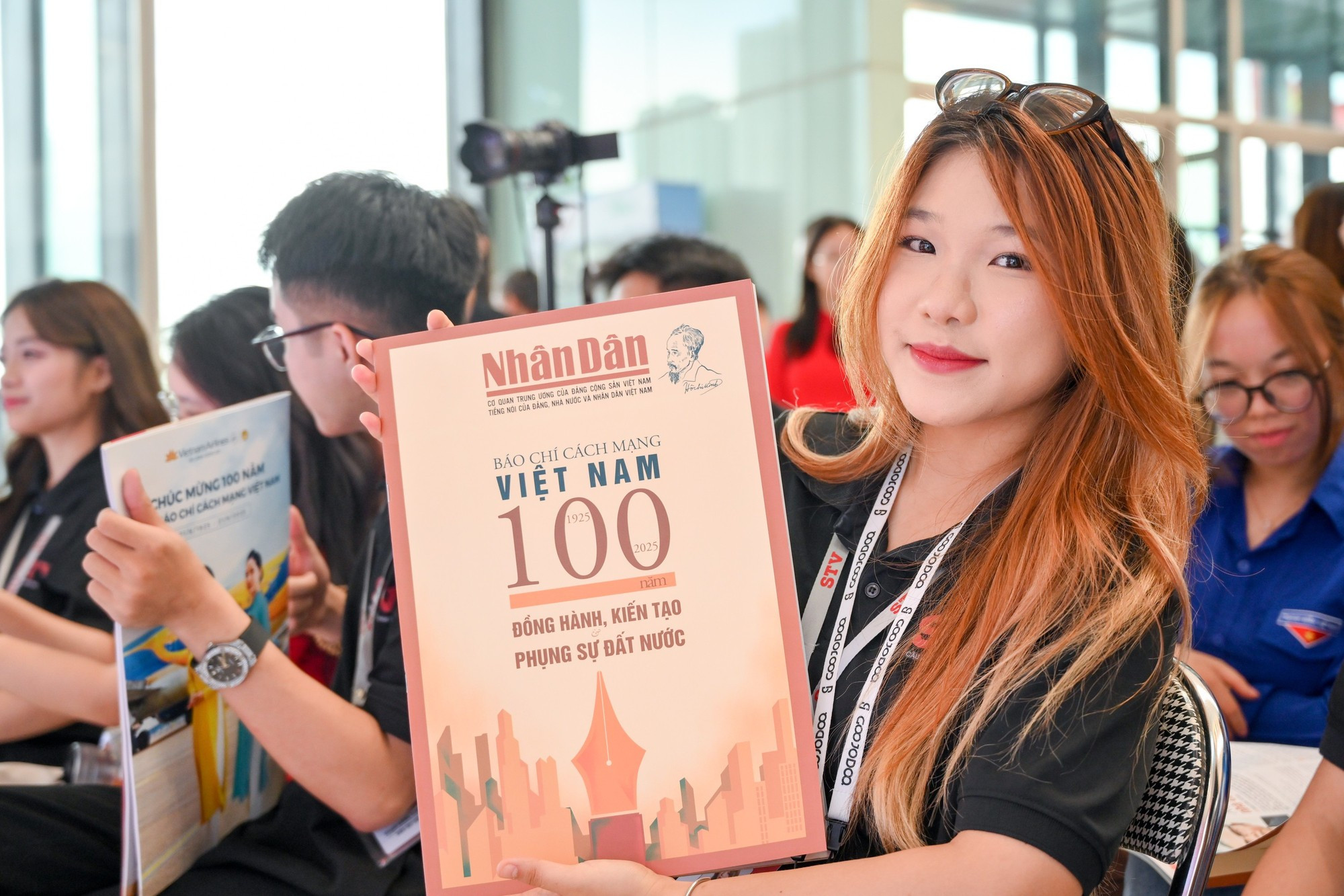 La alegría de recibir la publicación conmemorativa de los cien años de la prensa revolucionaria nacional.