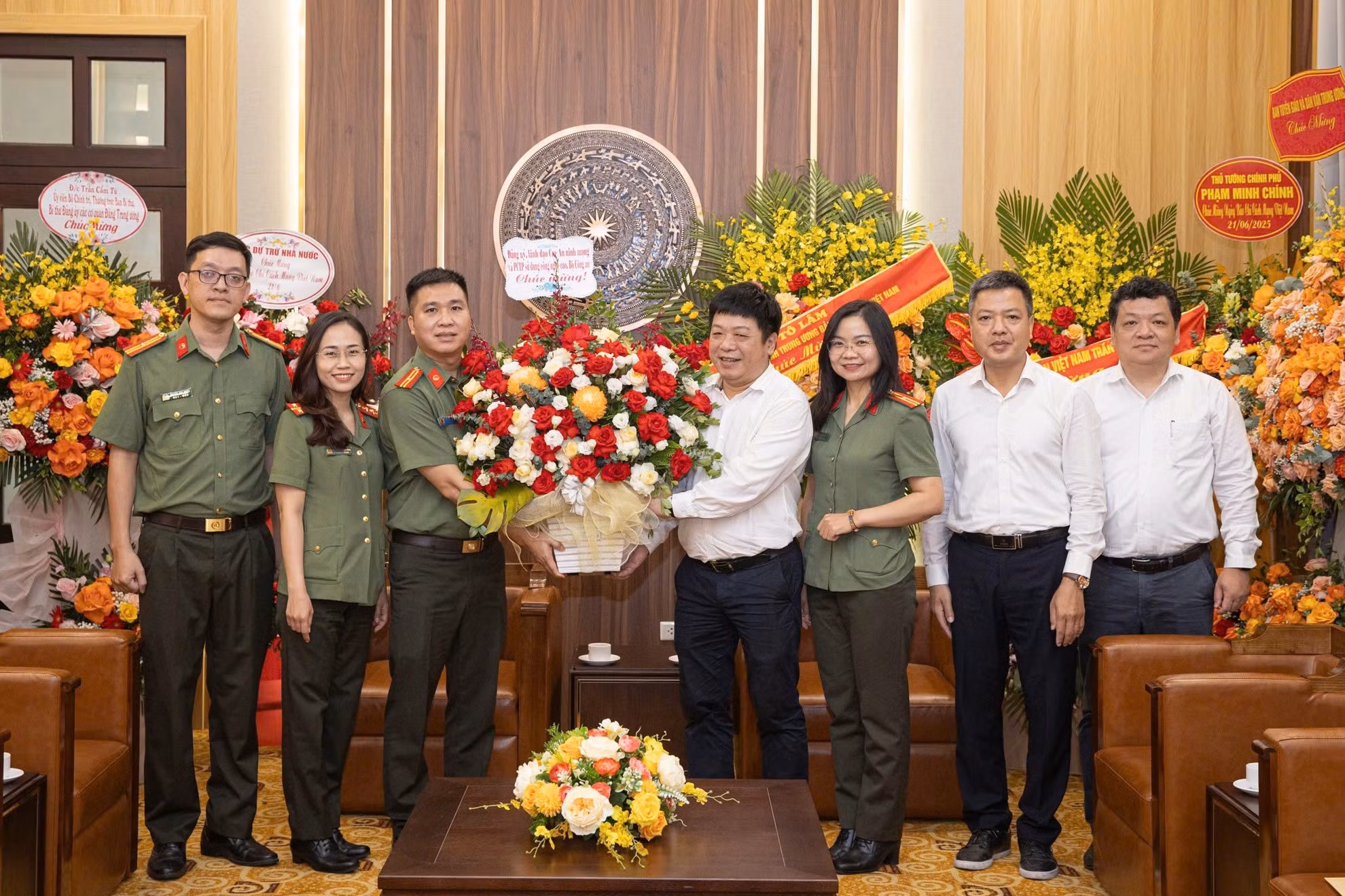 Los delegados del Departamento de Ciberseguridad y Prevención de Delitos de Alta Tecnología, subordinado al Ministerio de Seguridad Pública, entregan flores de felicitación a Nhan Dan.