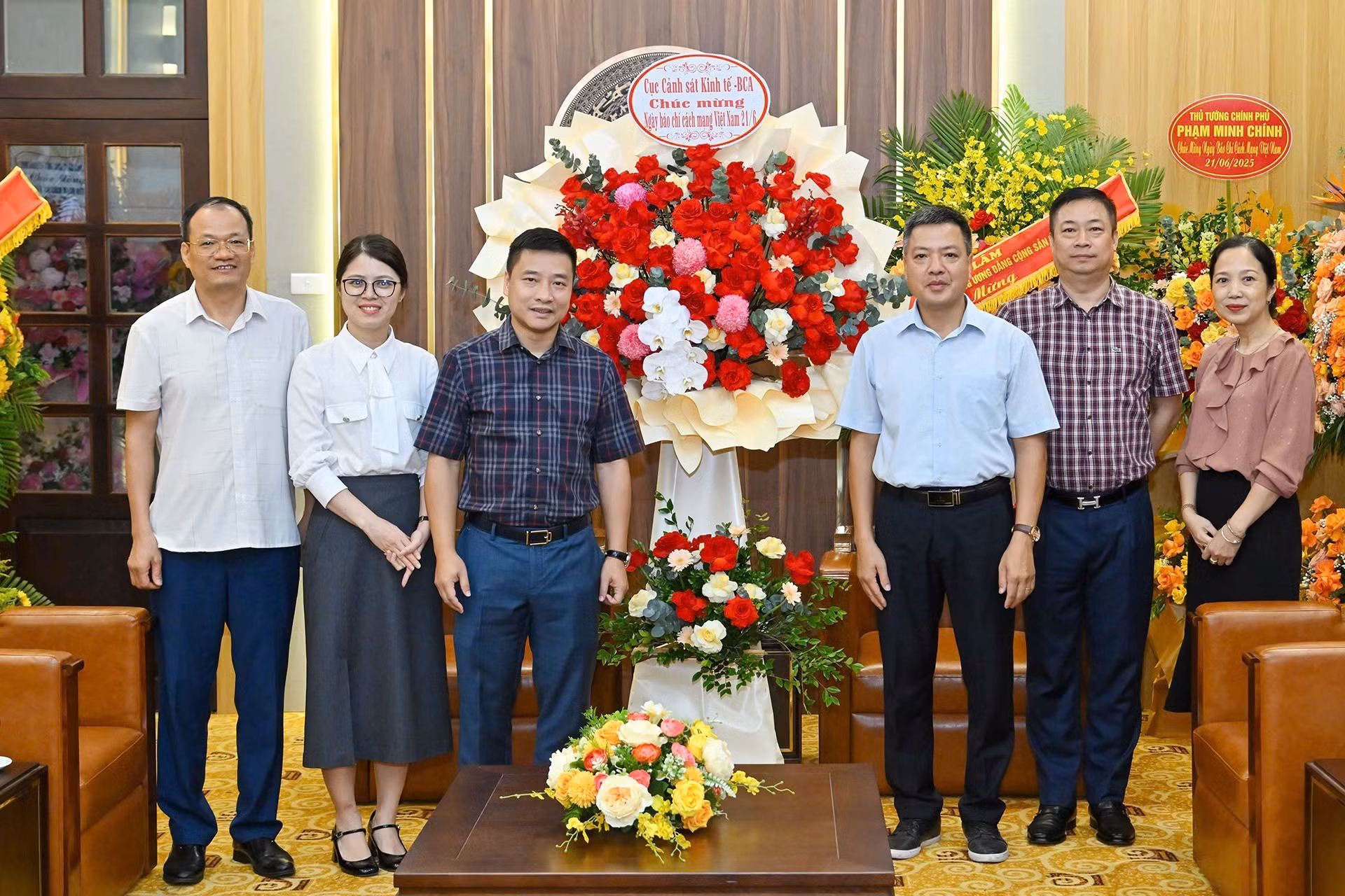 Vu Thanh Tung, subdirector del Departamento de Policía Económica del Ministerio de Seguridad Pública, da sus parabienes a la agencia de comunicación del Partido.