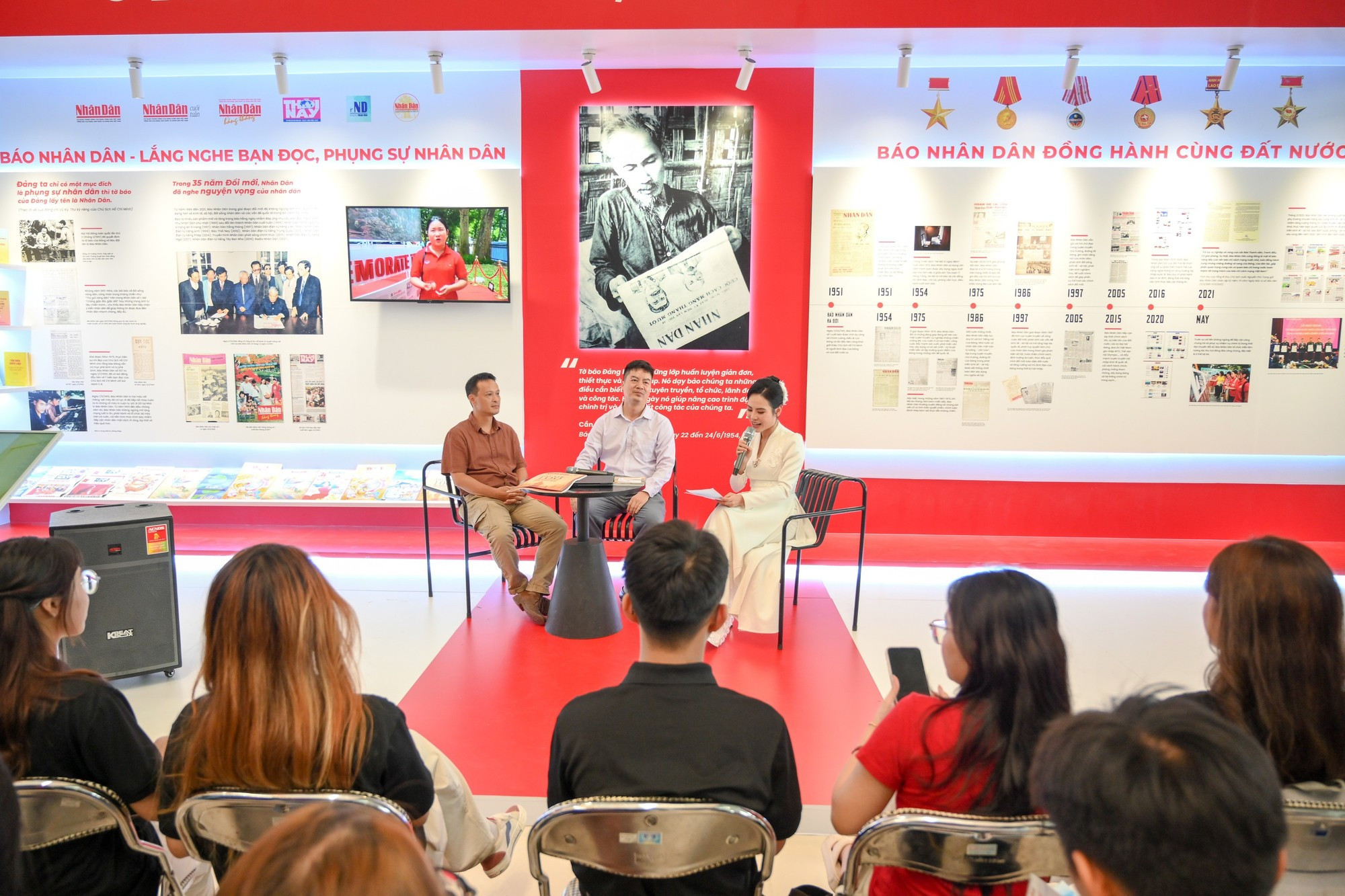 El evento también brinda al lectorado la publicación especial del periódico Nhan Dan y la obra “Impronta y tendencia” en ocasión del centenario del Día de la Prensa Revolucionaria de Vietnam (21 de junio de 1925).