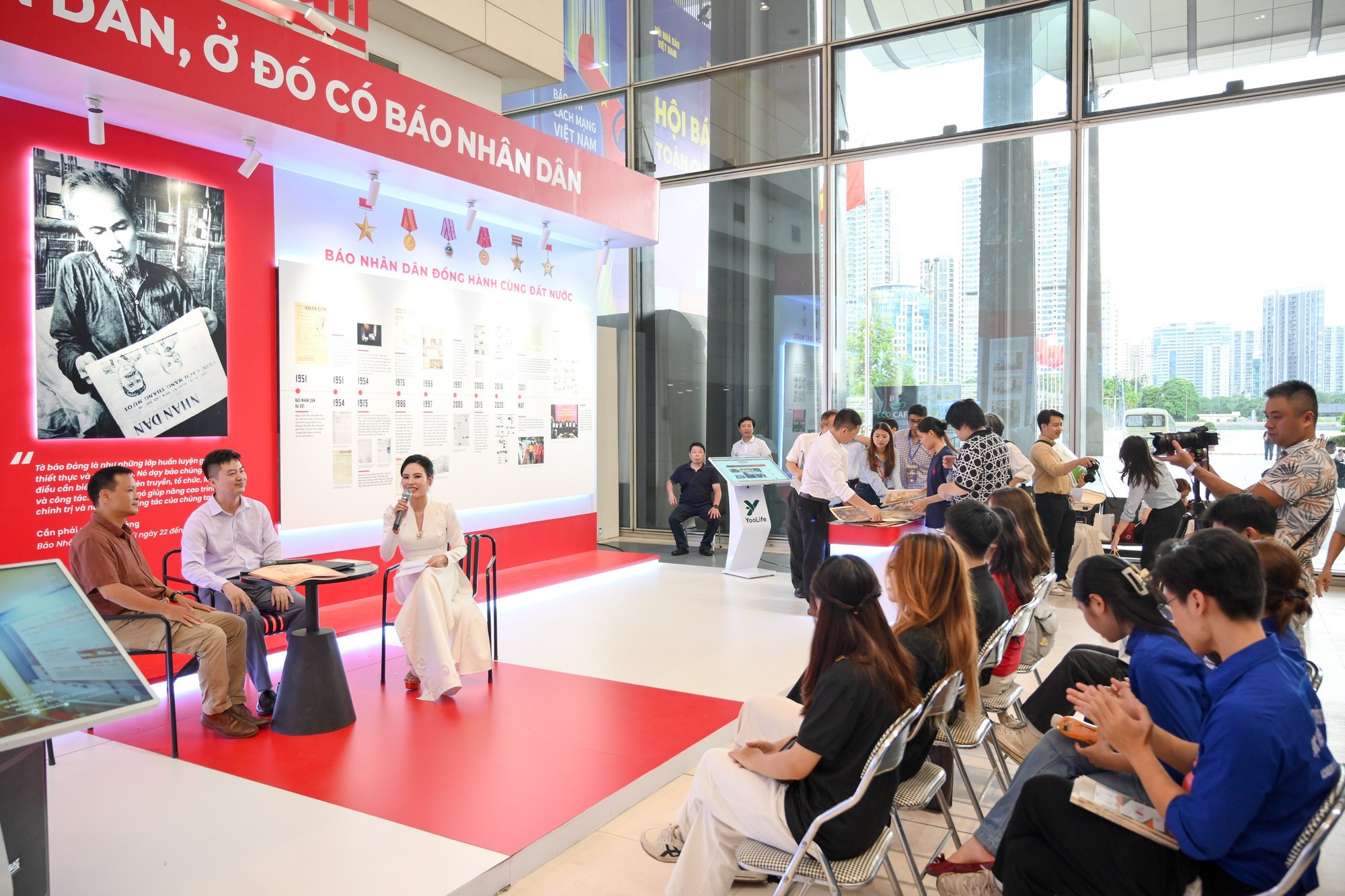 Los espectadores tienen la oportunidad de escuchar de los propios periodistas que crearon dichas obras.