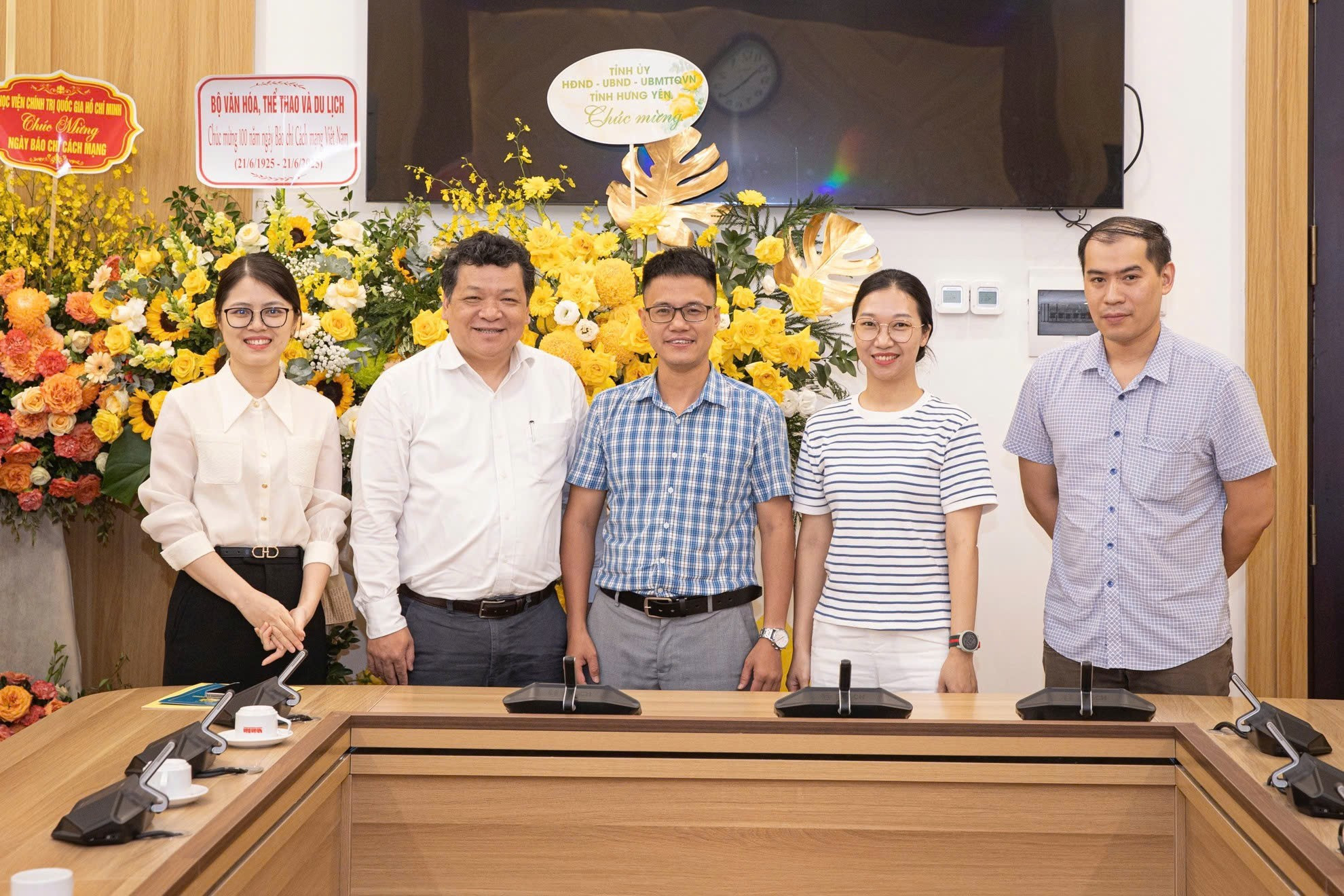 El Departamento de Seguridad Exterior del Ministerio de Seguridad Pública también transmite sus congratulaciones al diario.