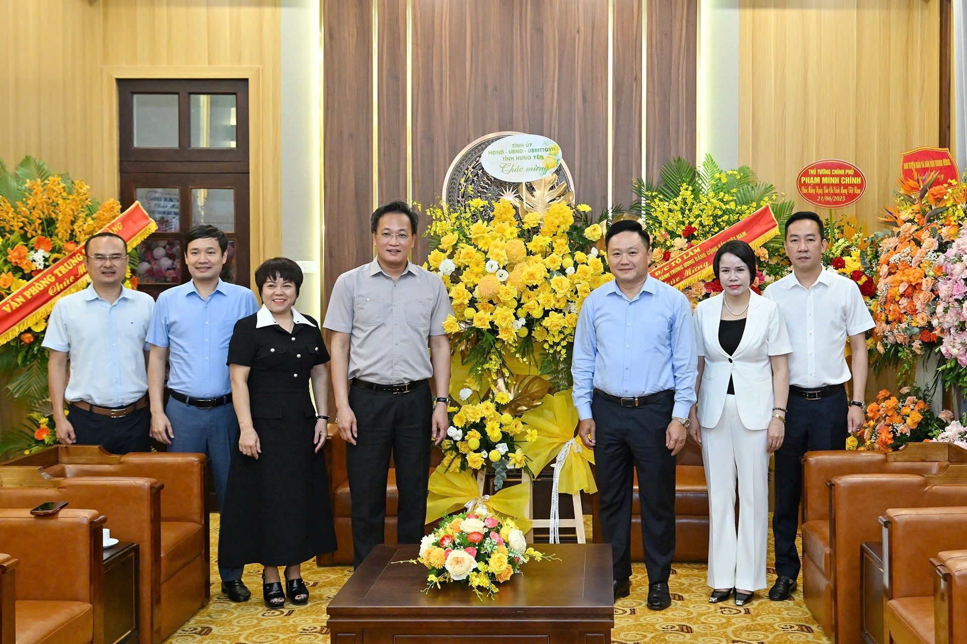 La delegación de la provincia de Hung Yen estuvo encabezada por el secretario del Comité local del Partido, Nguyen Huu Nghia. La delegación de la provincia de Hung Yen estuvo encabezada por el secretario del Comité local del Partido, Nguyen Huu Nghia.