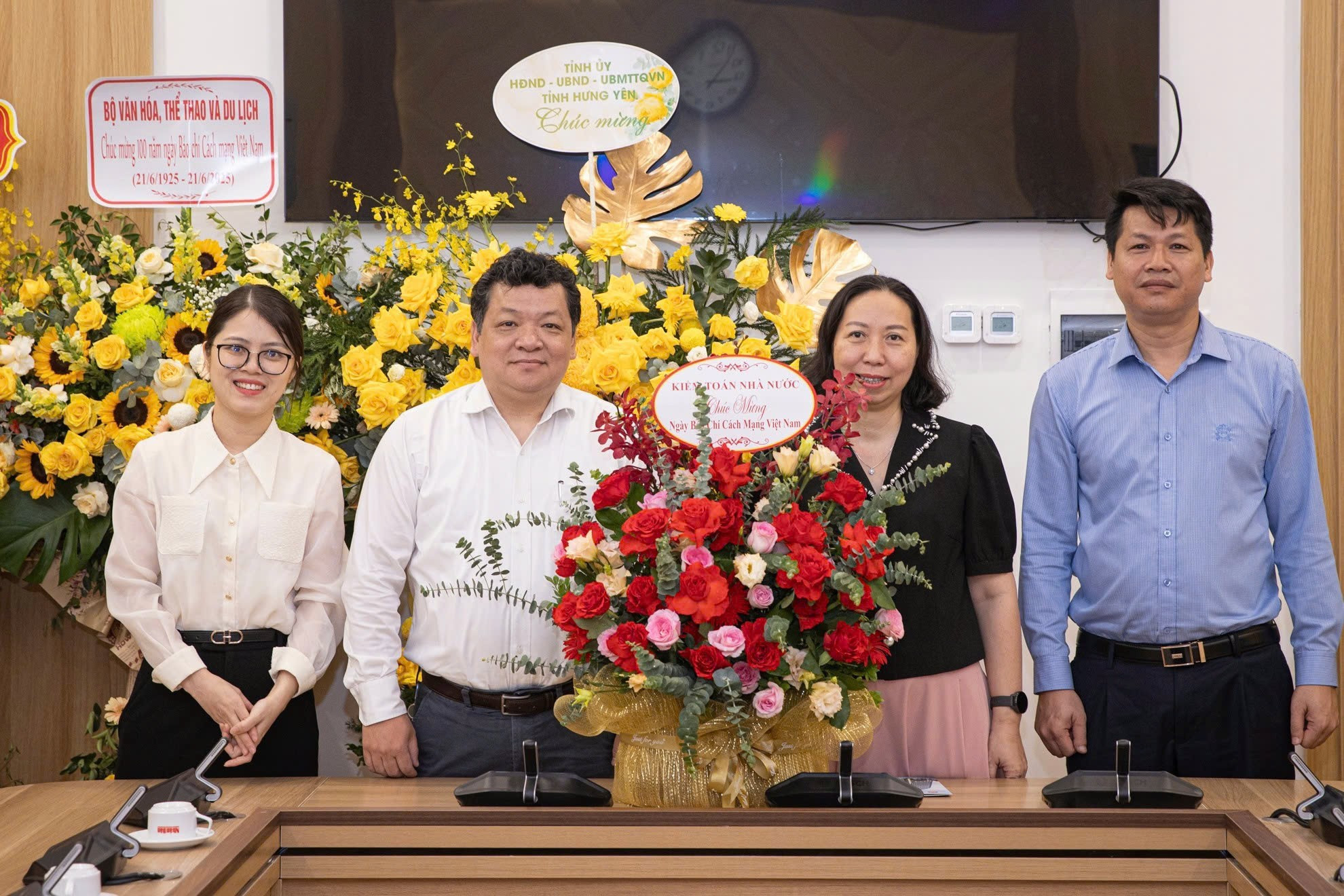 ... y de la Auditoría Estatal.