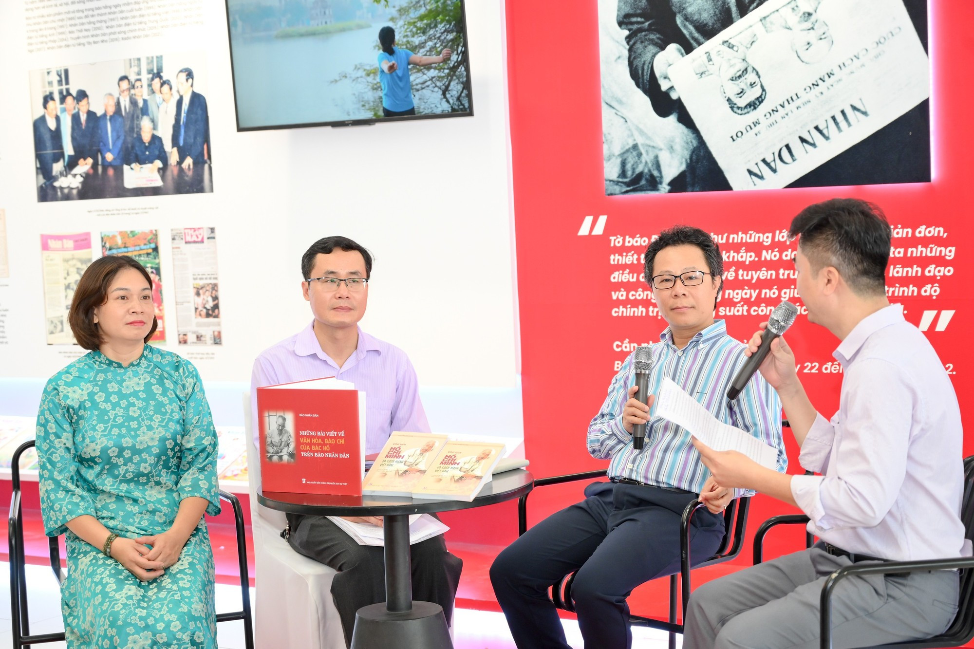 En el evento, se presenta el libro “Artículos del Tío Ho sobre cultura y periodismo en el periódico Nhan Dan”.