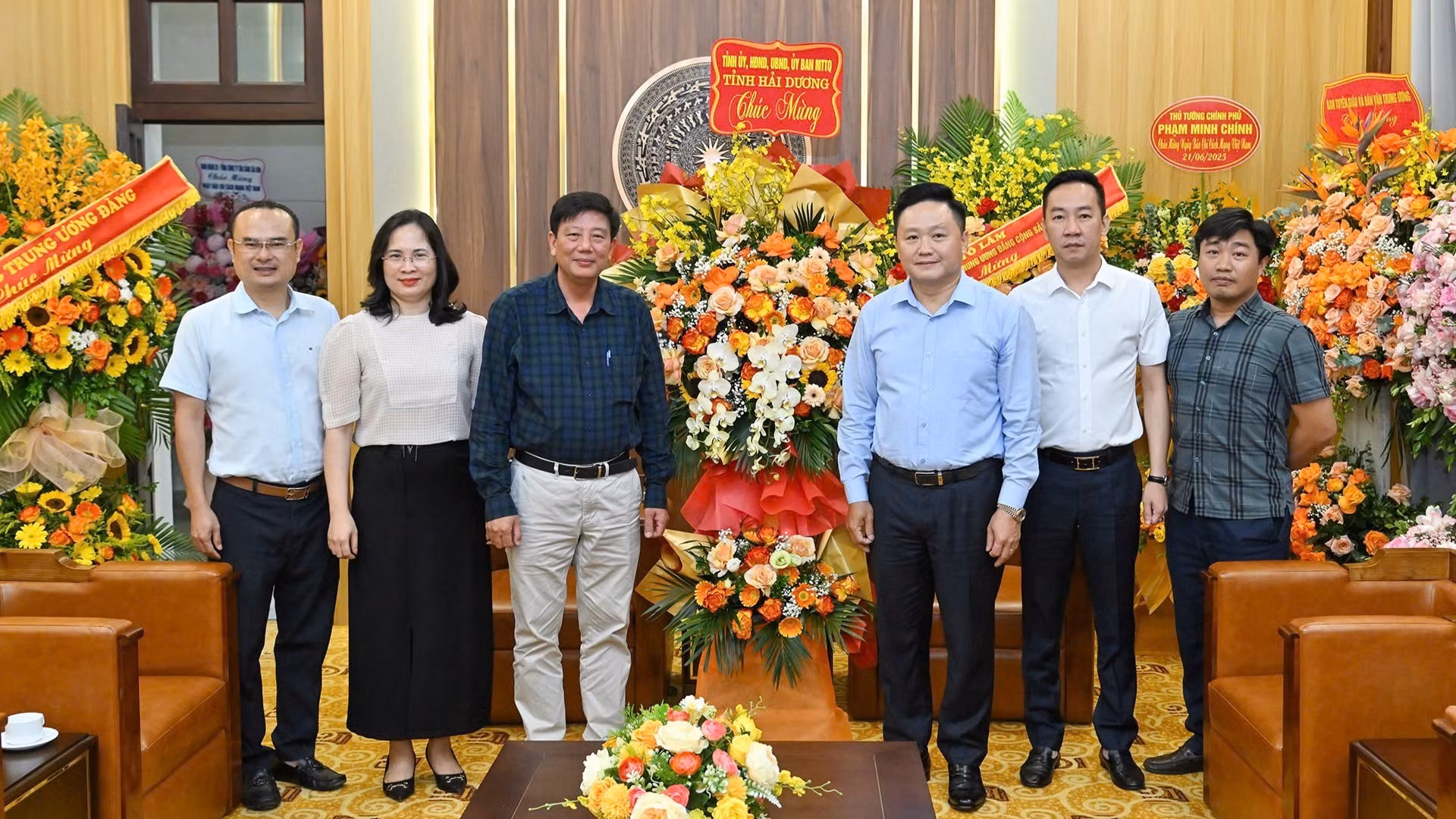 Una delegación de la provincia de Hai Duong encabezada por Nguyen Quang Phuc, jefe del Departamento de Propaganda y Movilización de Masas del Comité provincial del Partido, visita la sede de Nhan Dan.