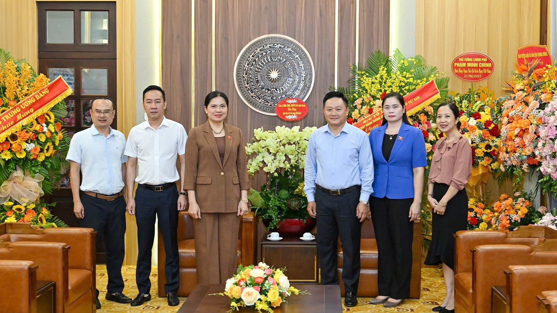Una delegación del Comité del Partido en Tuyen Quang y el Comité Popular de esa provincia, encabezada por Ha Thi Nga, secretaria de la instancia partidista local, felicita a Nhan Dan por la fecha. Una delegación del Comité del Partido en Tuyen Quang y el Comité Popular de esa provincia, encabezada por Ha Thi Nga, secretaria de la instancia partidista local, felicita a Nhan Dan por la fecha.