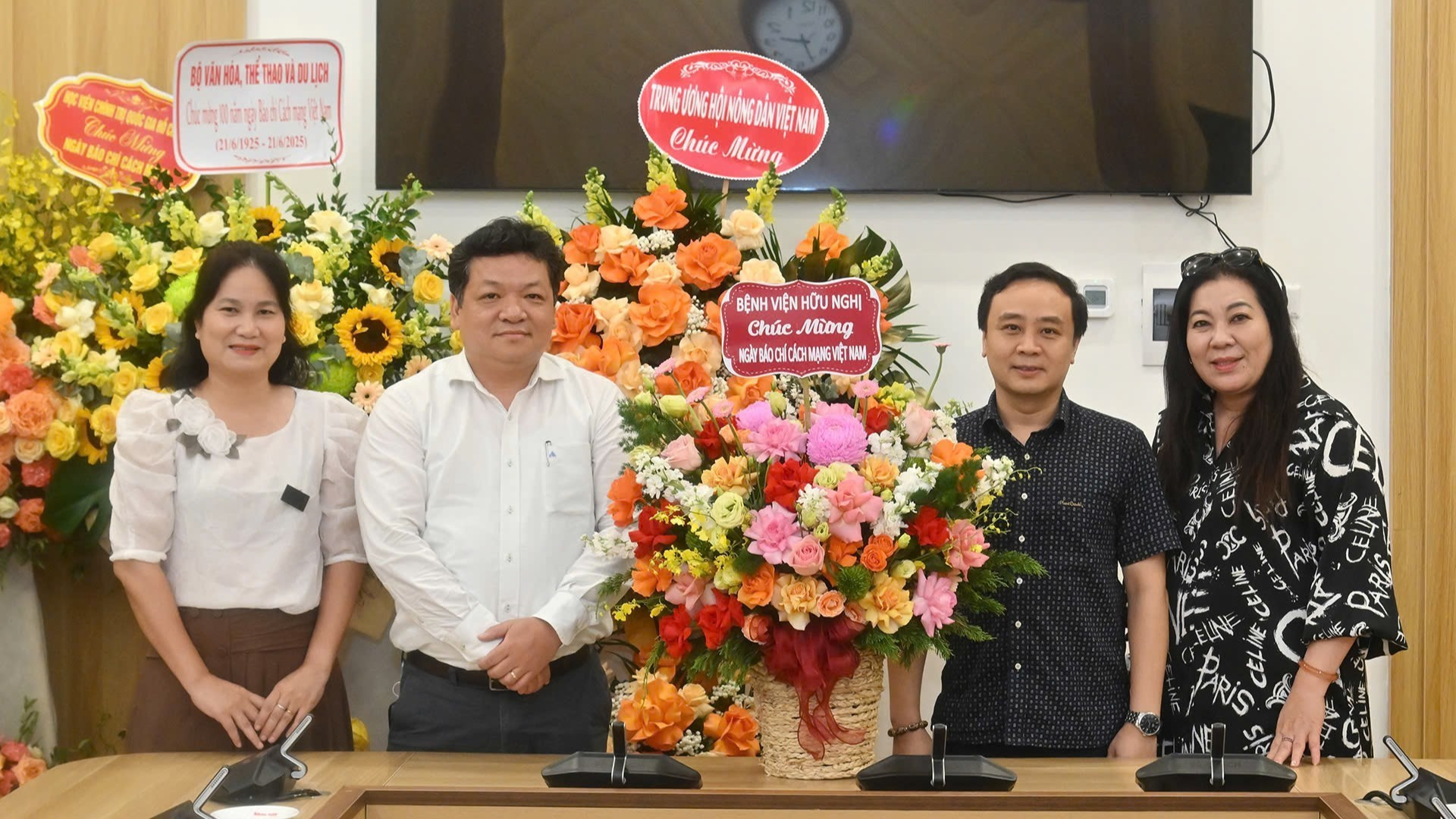 El Hospital de Amistad, representado por su vicedirector Bui Long, envía sus felicitaciones a Nhan Dan. El Hospital de Amistad, representado por su vicedirector Bui Long, envía sus felicitaciones a Nhan Dan.