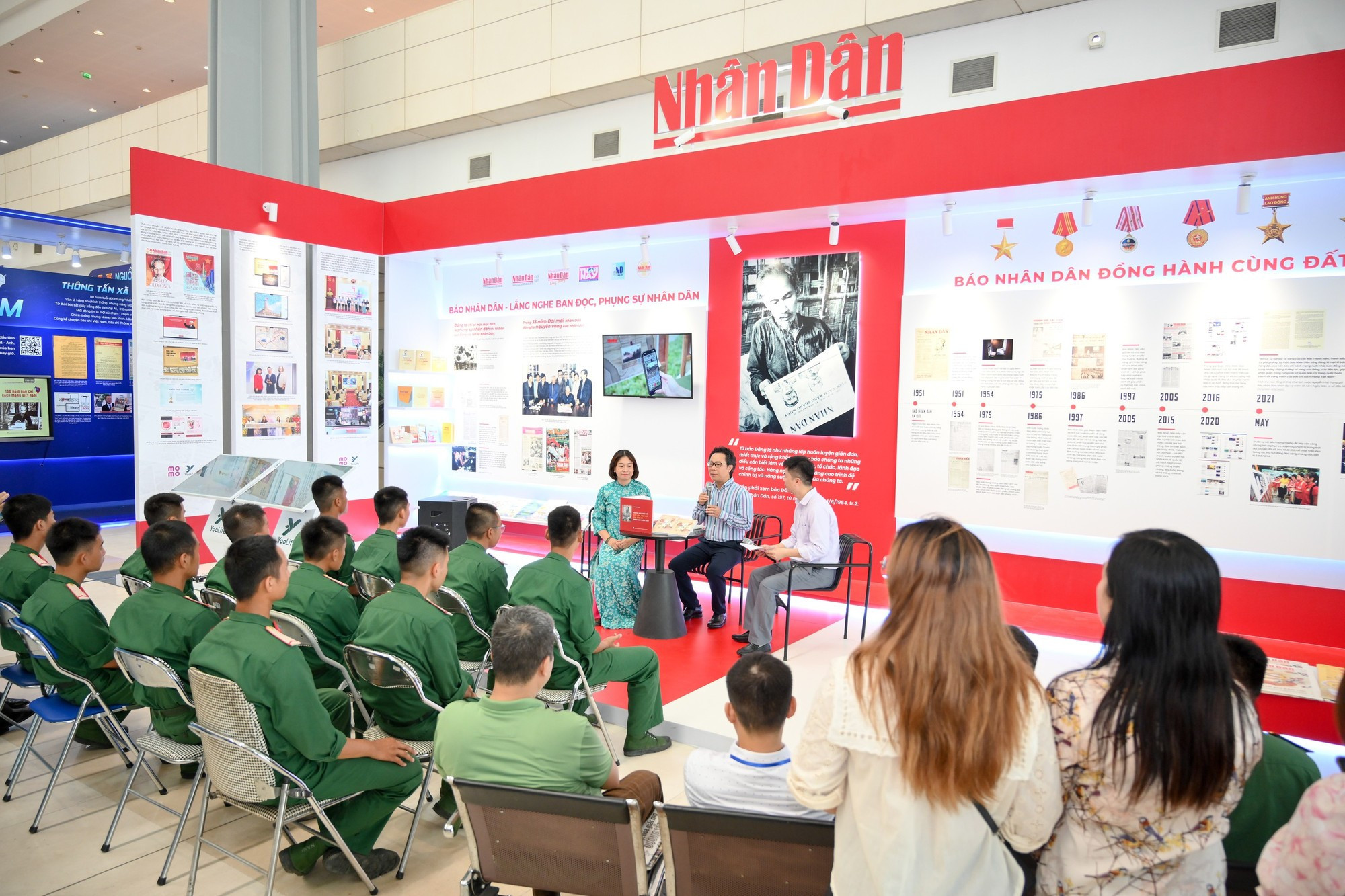 Además de exhibir las publicaciones de Nhan Dan, el equipo del periódico ofrece esta mañana una charla con el público visitante para aumentar la interacción con colegas y lectores y demostrar la profesionalidad del periodismo.