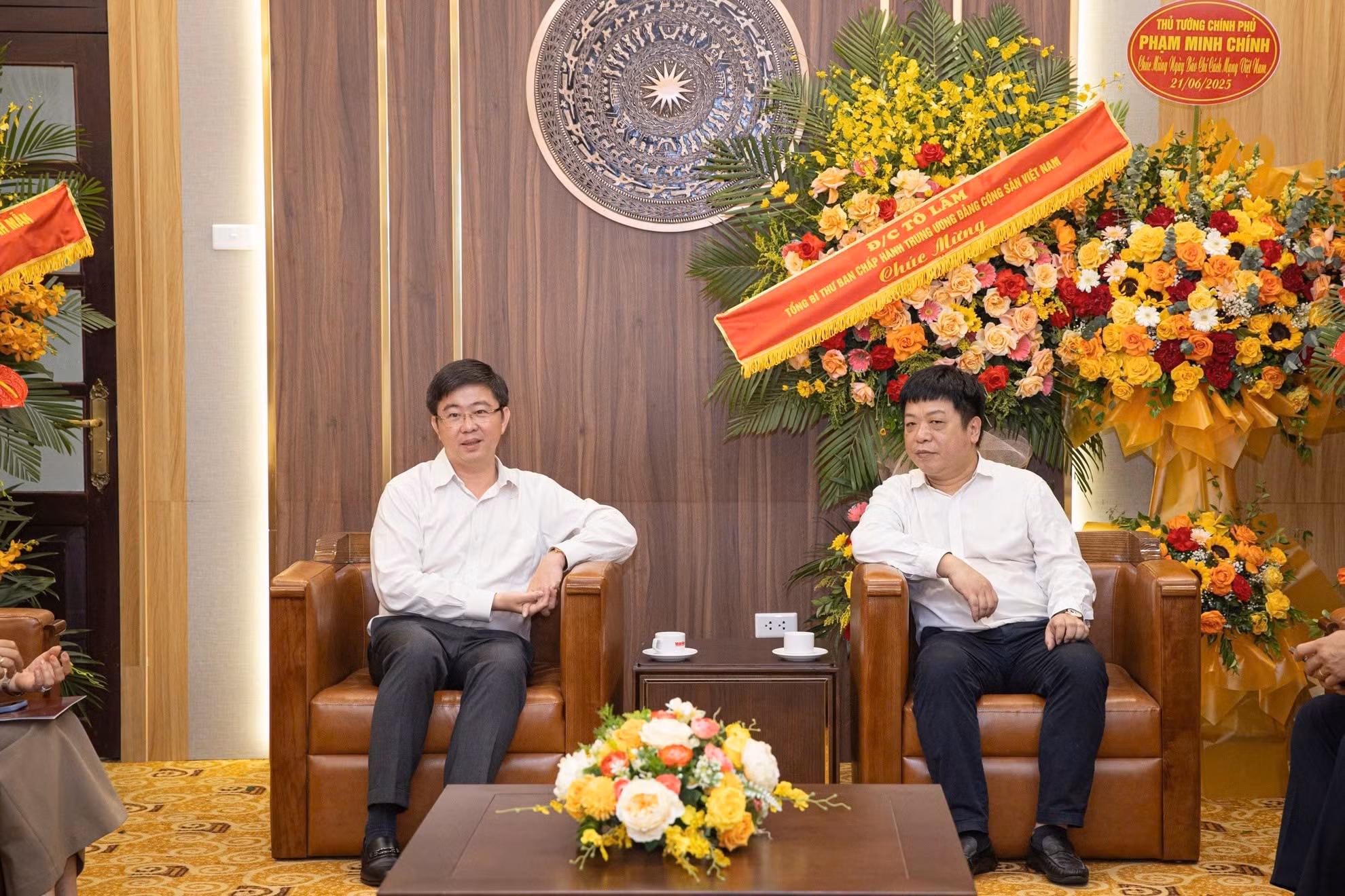 Al agradecer los parabienes de Hoang Phuong, el redactor subjefe Que Dinh Nguyen reafirma que la ciencia y la tecnología son uno de los temas más cubiertos por Nhan Dan.