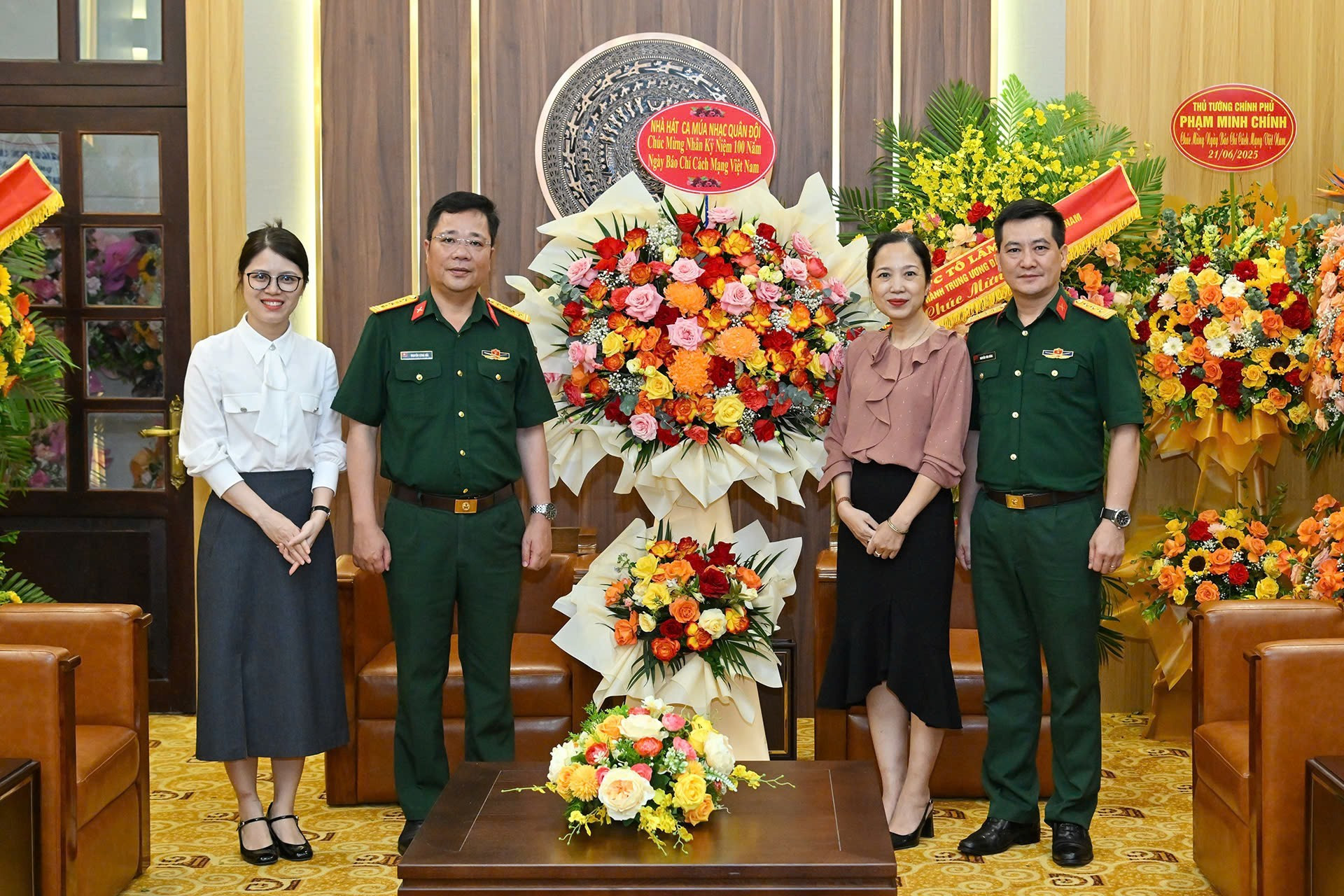 Delegados del Teatro de Música y Danza Militares adscrito a la Dirección General de Política del Ejército Popular de Vietnam. Delegados del Teatro de Música y Danza Militares adscrito a la Dirección General de Política del Ejército Popular de Vietnam.
