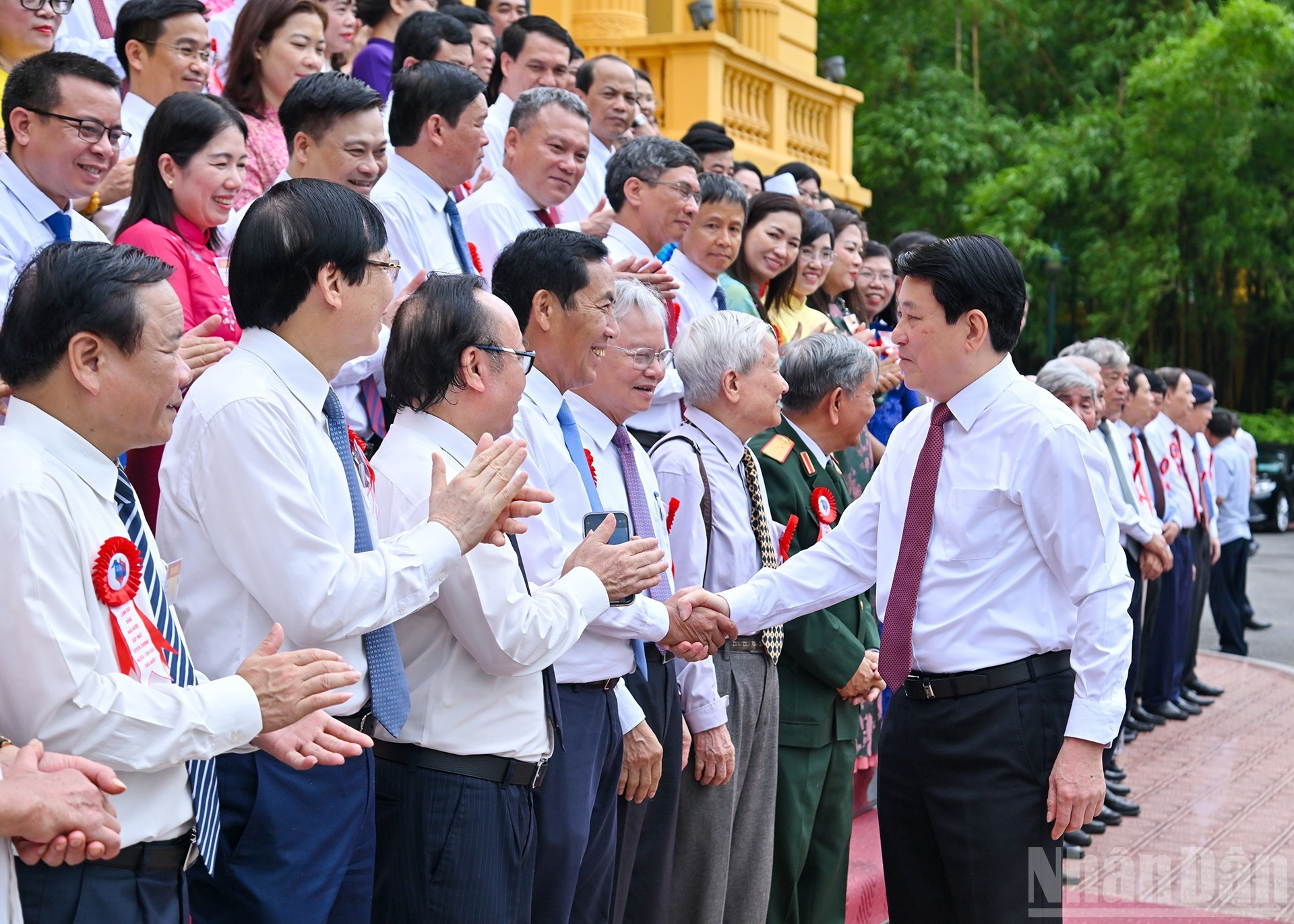 El jefe de Estado y los delegados a la reunión.