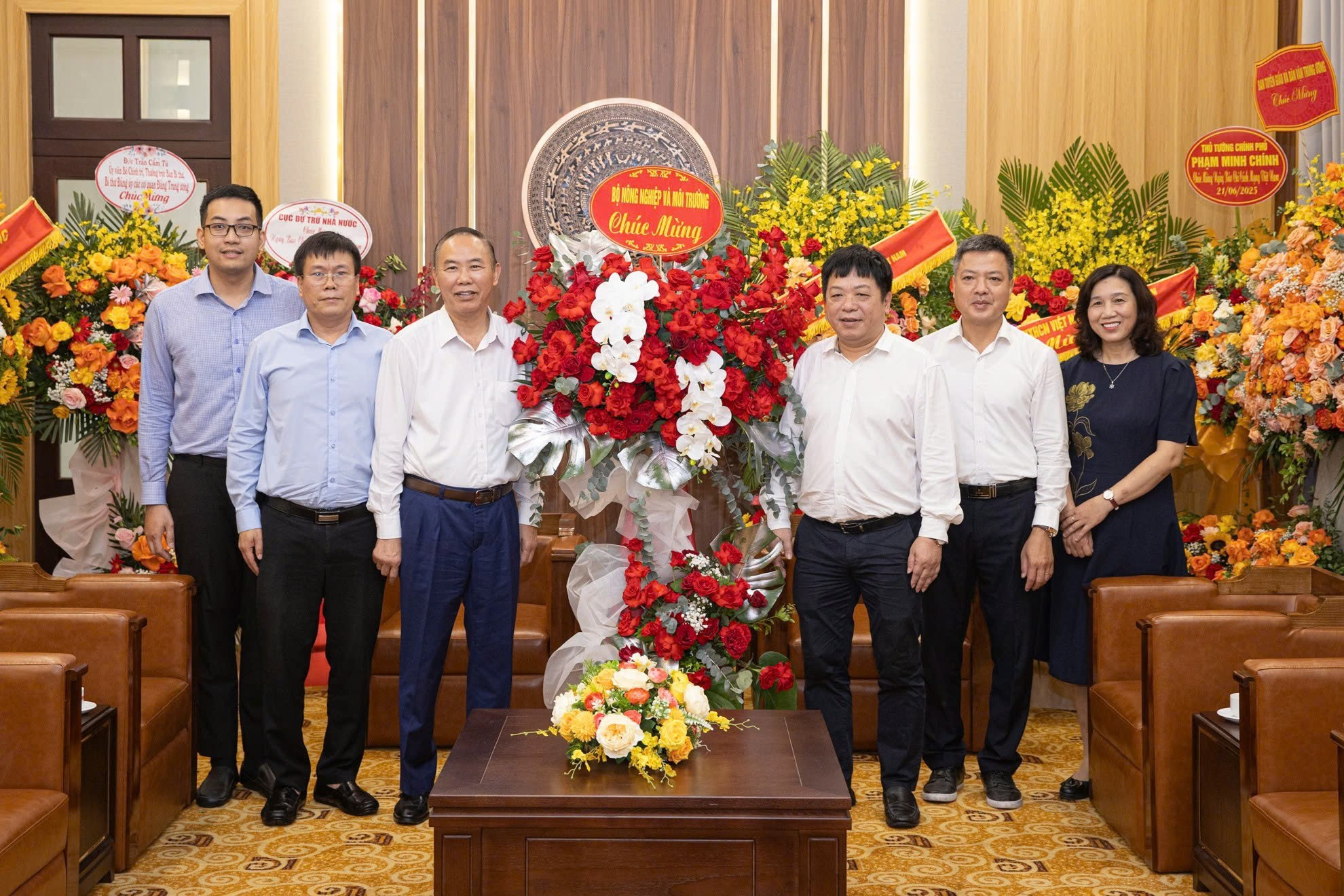 La delegación del Ministerio de Agricultura y Medio Ambiente, encabezada por el subtitular de la cartera Phung Duc Tien, y representantes del periódico Nhan Dan.