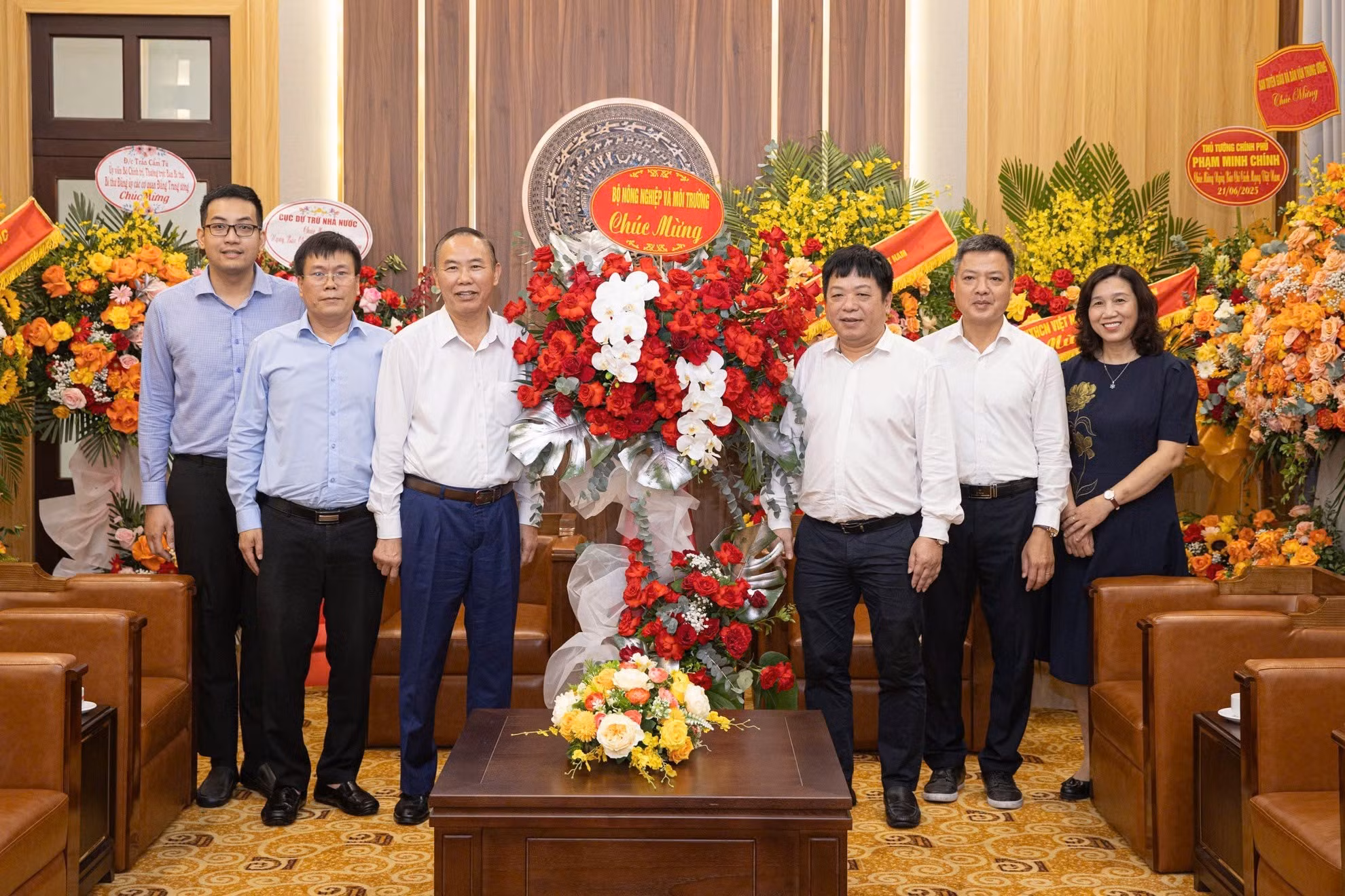 La delegación del Ministerio de Agricultura y Medio Ambiente, encabezada por el subtitular de la cartera Phung Duc Tien, y representantes del periódico Nhan Dan.