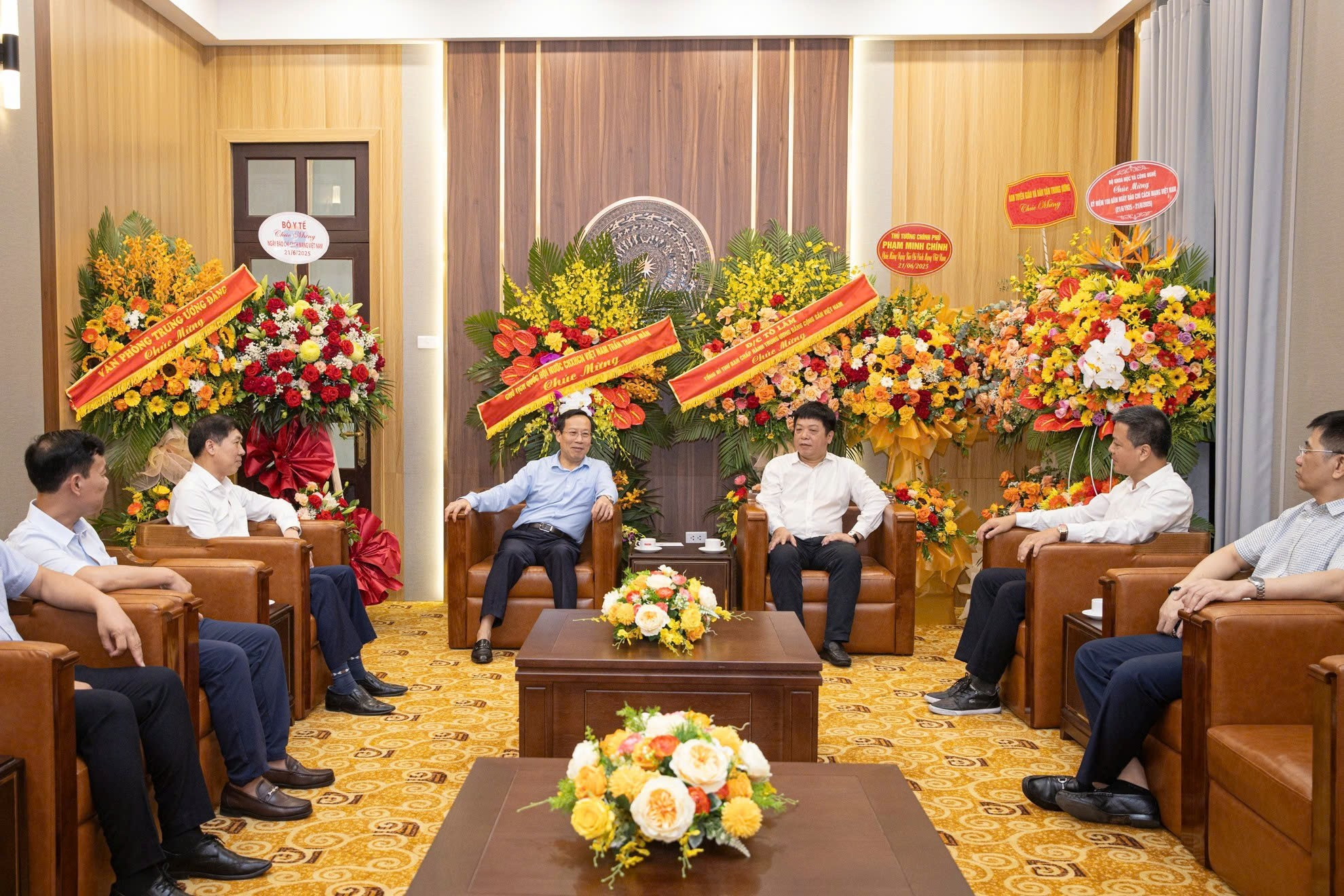 Según el subjefe del sector nacional de la salud, el periódico Nhan Dan no solo es la voz del Partido, del Estado y del pueblo, sino que también constituye un canal de información fiable que ha contribuido de manera significativa a la difusión médica, particularmente durante la lucha contra las pandemias.