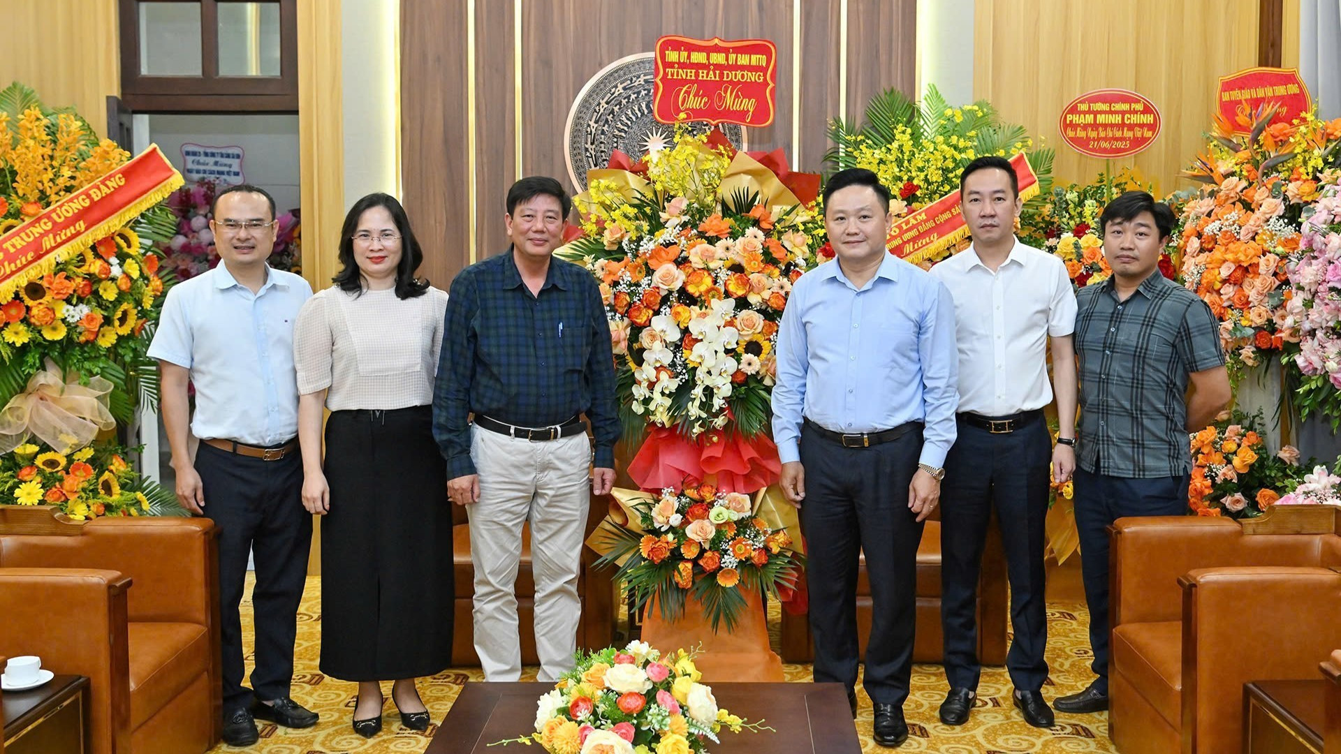 Una delegación de la provincia de Hai Duong encabezada por Nguyen Quang Phuc, jefe del Departamento de Propaganda y Movilización de Masas del Comité provincial del Partido, visita la sede de Nhan Dan. Una delegación de la provincia de Hai Duong encabezada por Nguyen Quang Phuc, jefe del Departamento de Propaganda y Movilización de Masas del Comité provincial del Partido, visita la sede de Nhan Dan.
