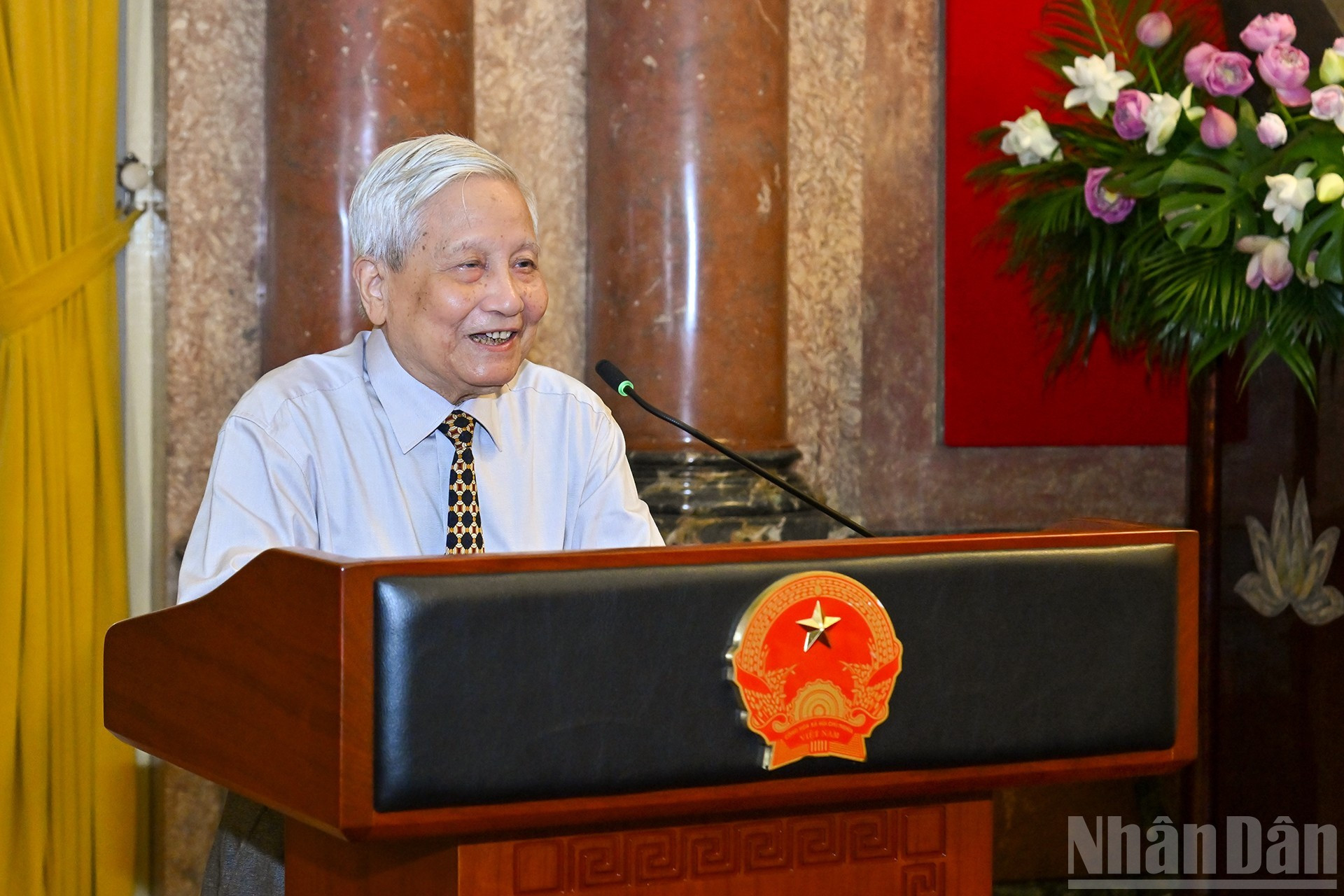 El veterano periodista Ha Dang da palabras.