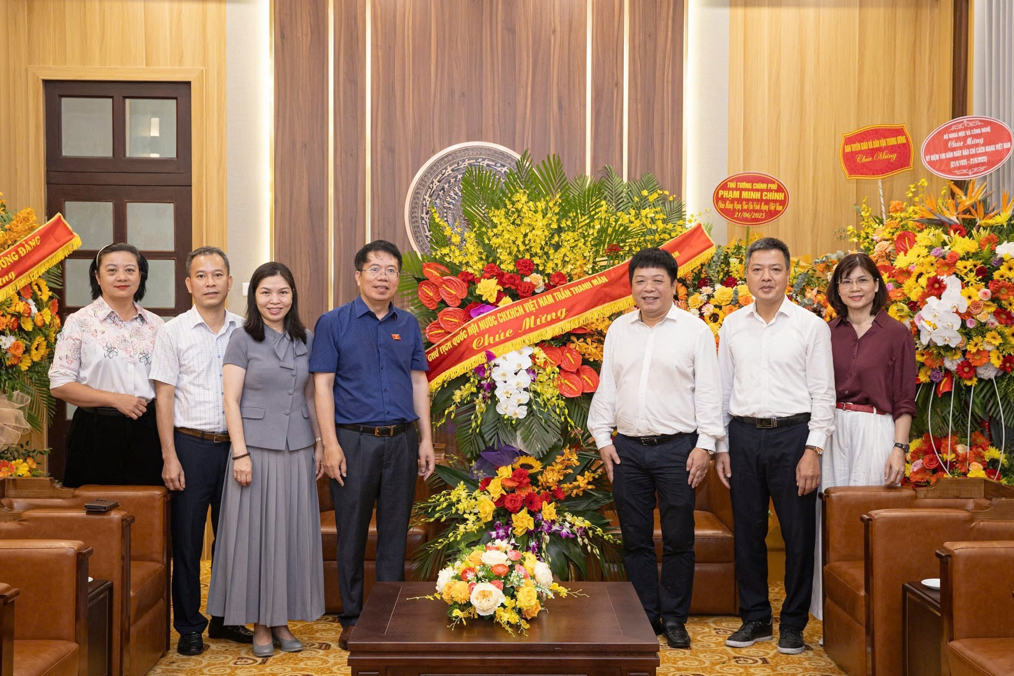 Nguyen Van Hien, subjefe de la Oficina Parlamentaria, felicita al personal de Nhan Dan.