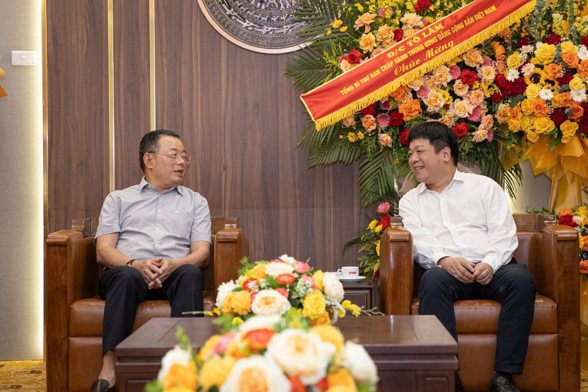 En conversaciones con Que Dinh Nguyen, redactor subjefe de Nhan Dan, Van Tra aprecia la atención de este medio de comunicación a la labor de inspección y supervisión del Partido.