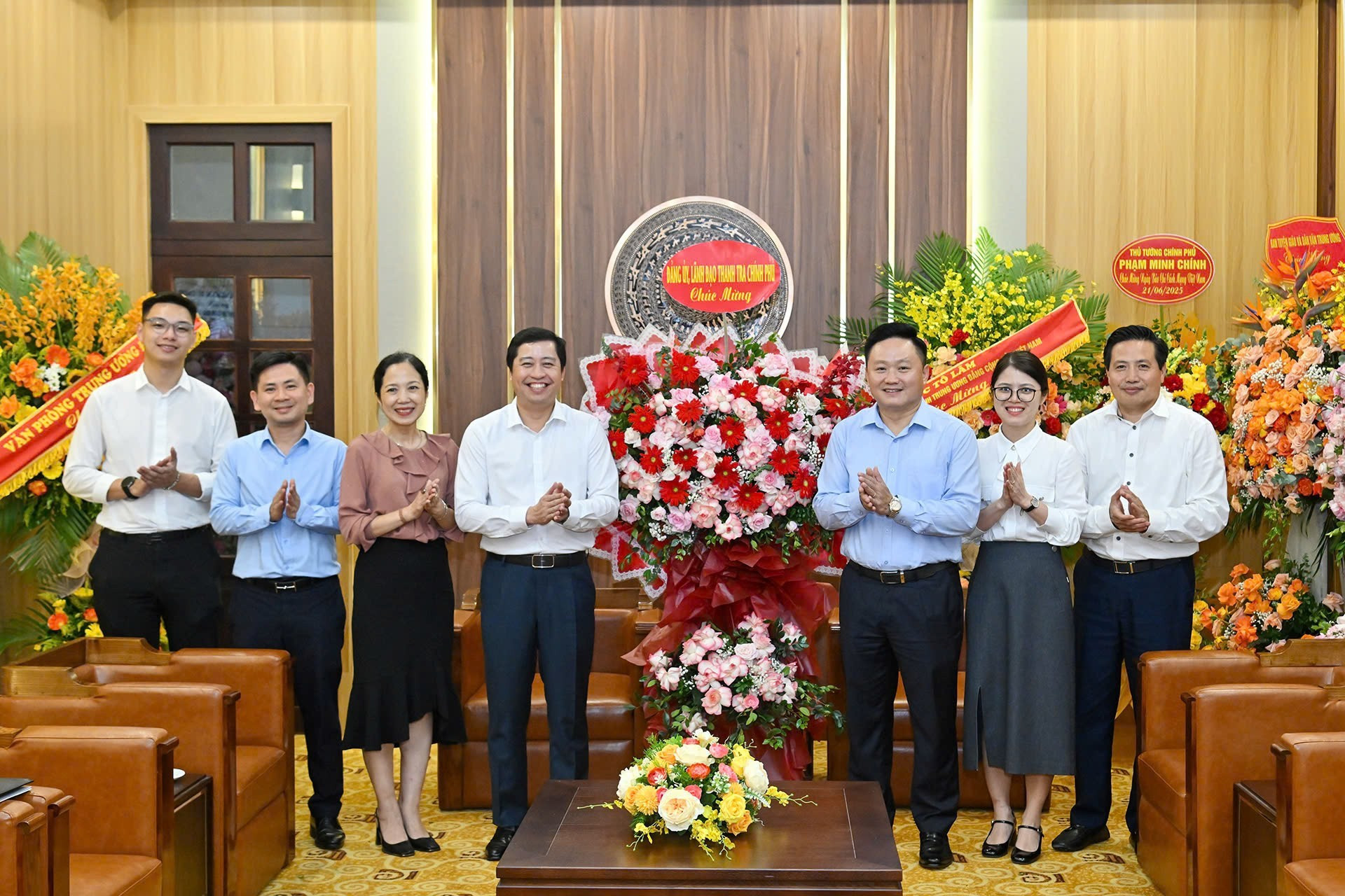 El inspector general adjunto del Gobierno, Duong Quoc Huy, congratula al personal de Nhan Dan. El inspector general adjunto del Gobierno, Duong Quoc Huy, congratula al personal de Nhan Dan.