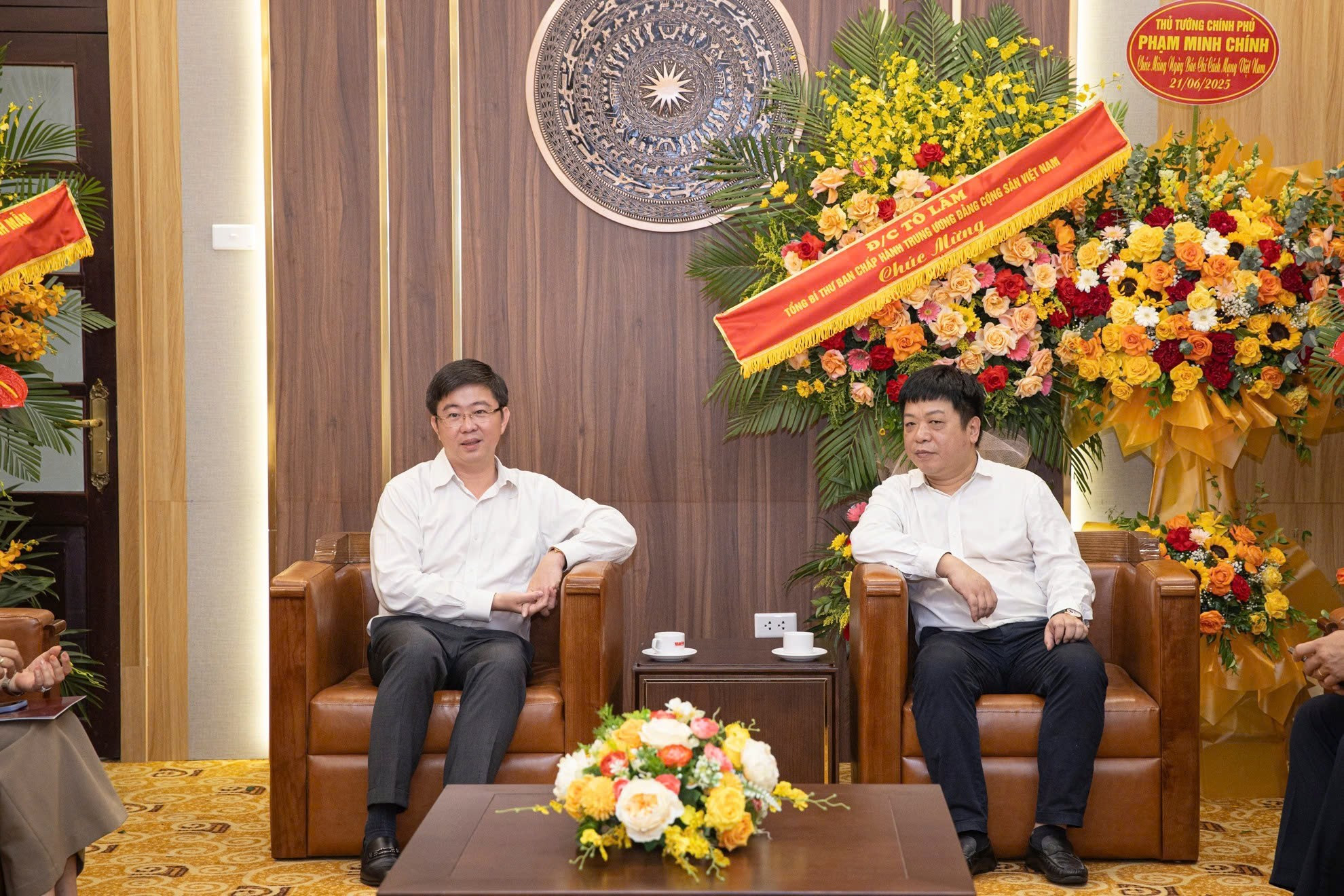 Al agradecer los parabienes de Hoang Phuong, el redactor subjefe Que Dinh Nguyen reafirma que la ciencia y la tecnología son uno de los temas más cubiertos por Nhan Dan.