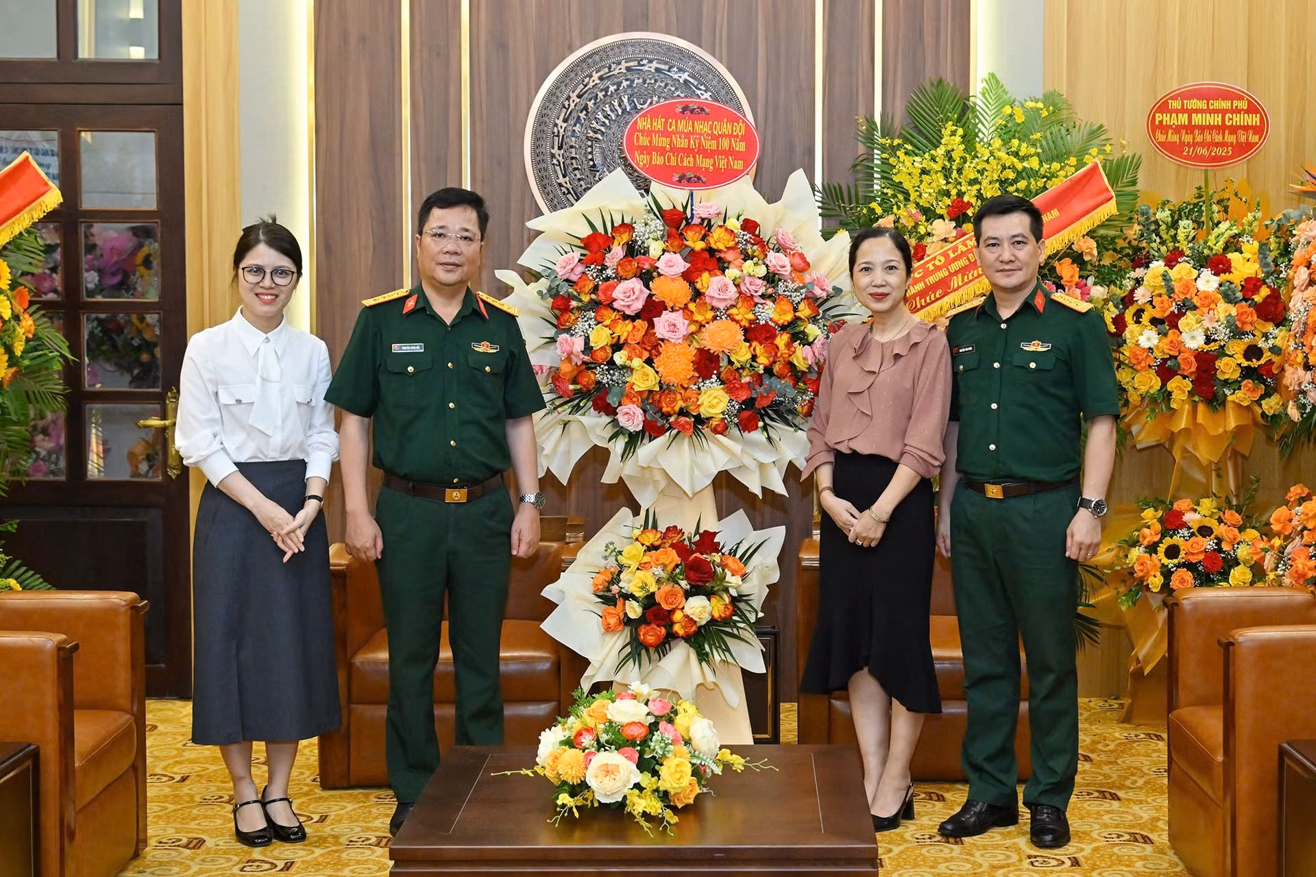 Delegados del Teatro de Música y Danza Militares adscrito a la Dirección General de Política del Ejército Popular de Vietnam.