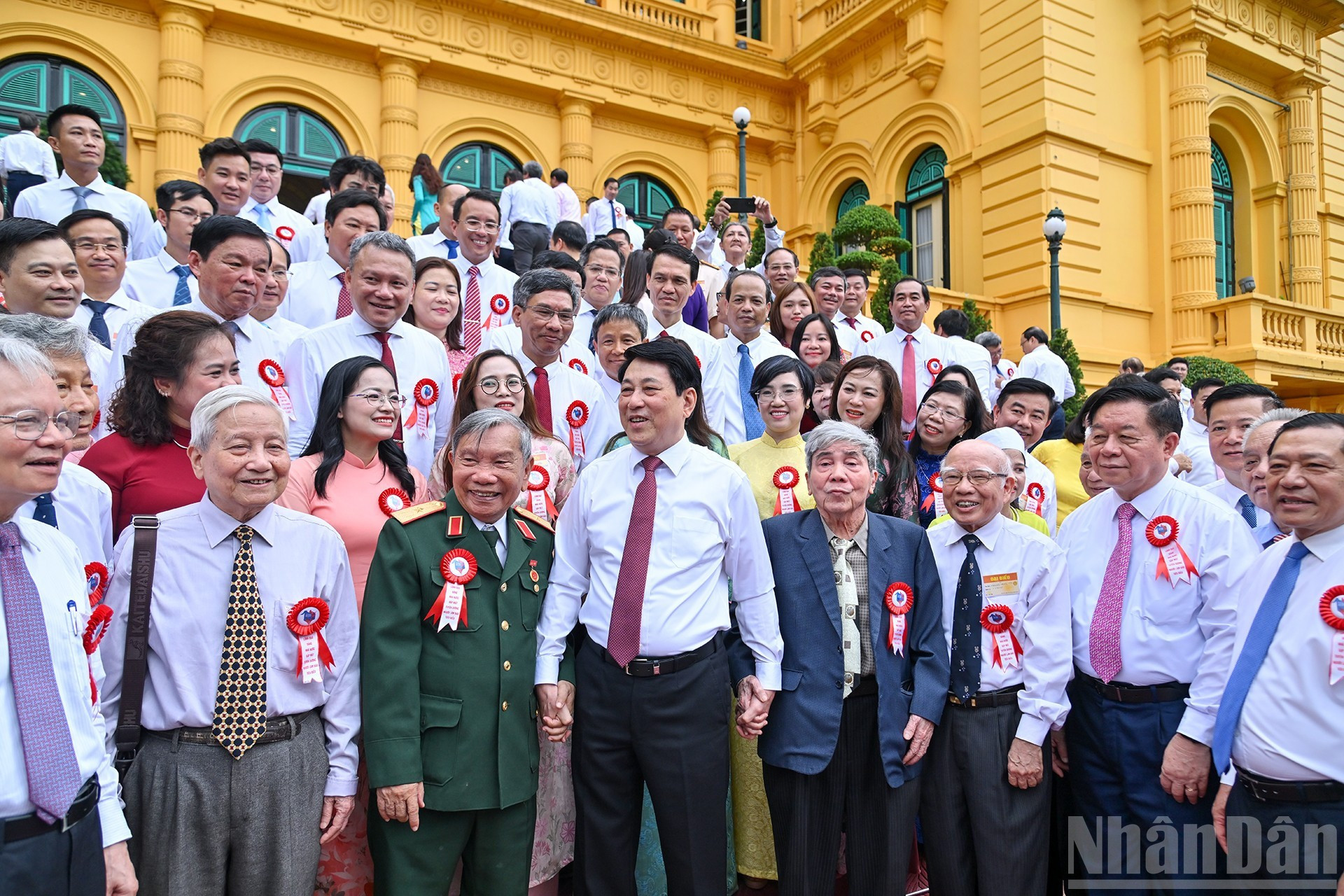 El presidente Luong Cuong y periodistas invitados al encuentro.