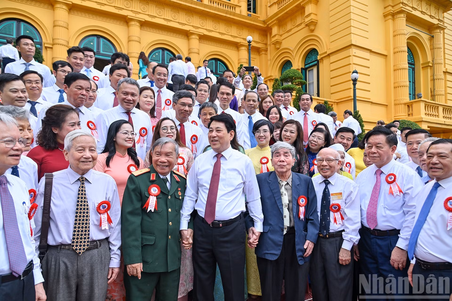 El presidente Luong Cuong y periodistas invitados al encuentro.