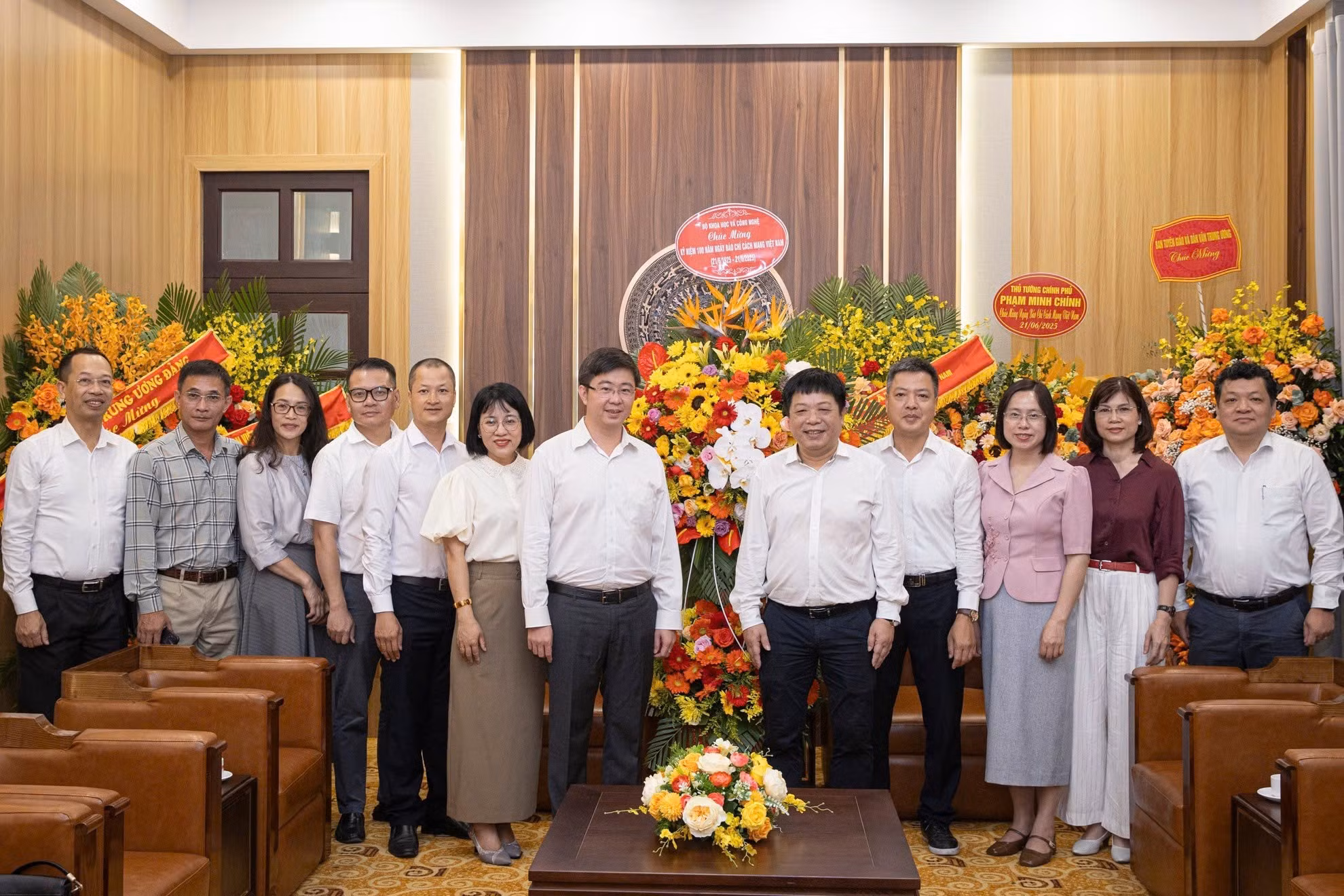 El viceministro de Ciencia y Tecnología Bui Hoang Phuong alaba los esfuerzos de renovación y creatividad de Nhan Dan en años recientes, así como expresa el deseo de que el medio del Partido siga trabajando para mejorar sus publicaciones y así elevar aún más su papel de vanguardia en el periodismo revolucionario vietnamita.