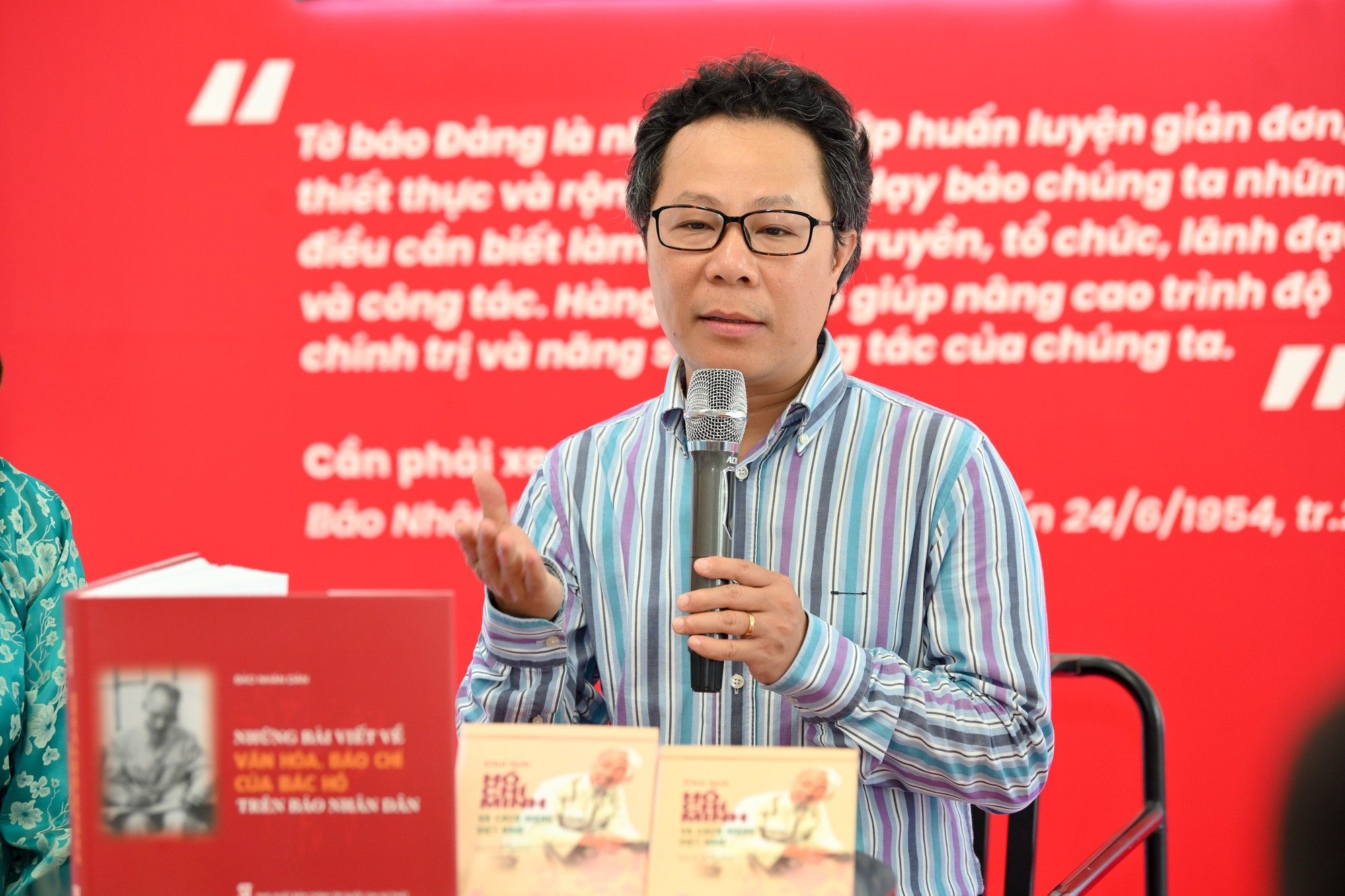 El periodista Vu Mai Hoang, presidente de la Asociación de Periodistas en el Periódico Nhan Dan y jefe del Departamento de Tecnología de este diario, habla de la obra.