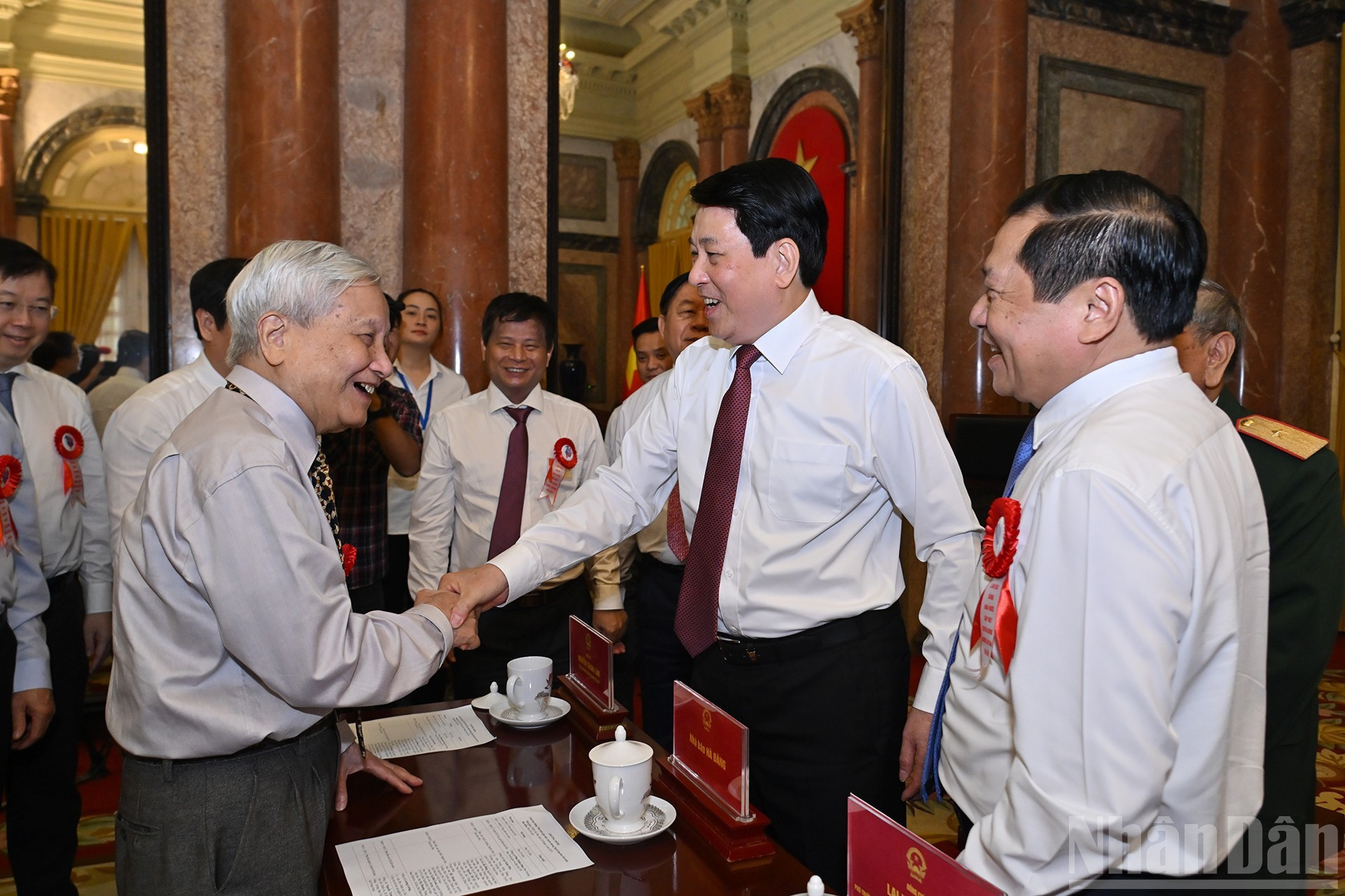El presidente Luong Cuong conversa con invitados.