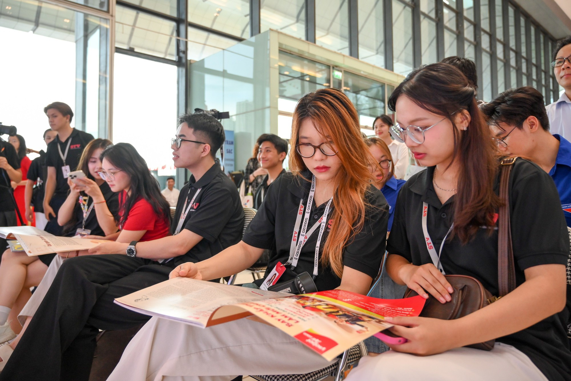 Lectores ojean la publicación especial de Nhan Dan para el 21 de junio de 2025.