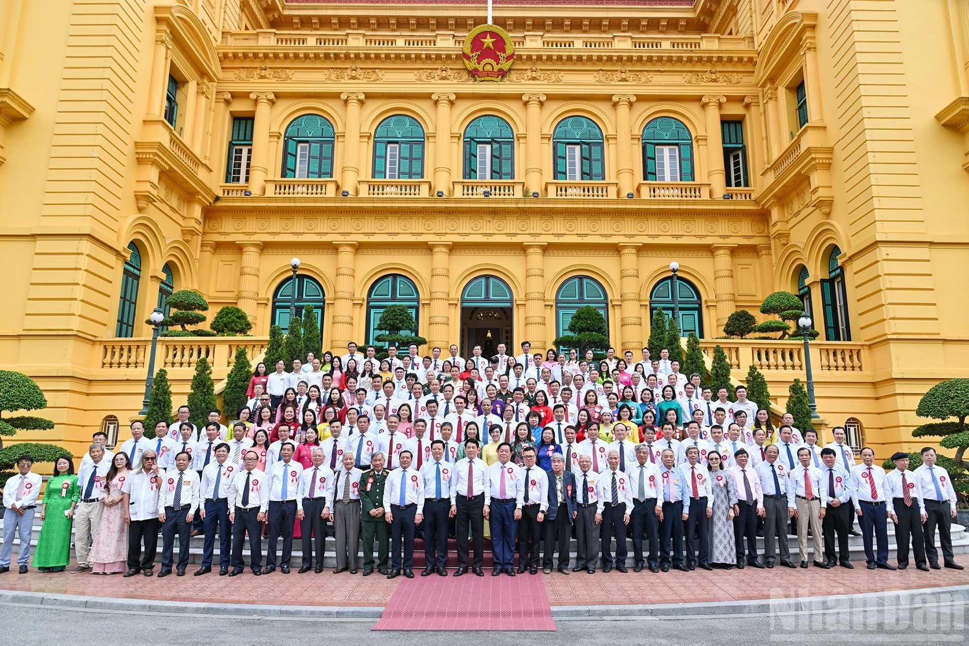El presidente Luong Cuong y los periodistas participantes.