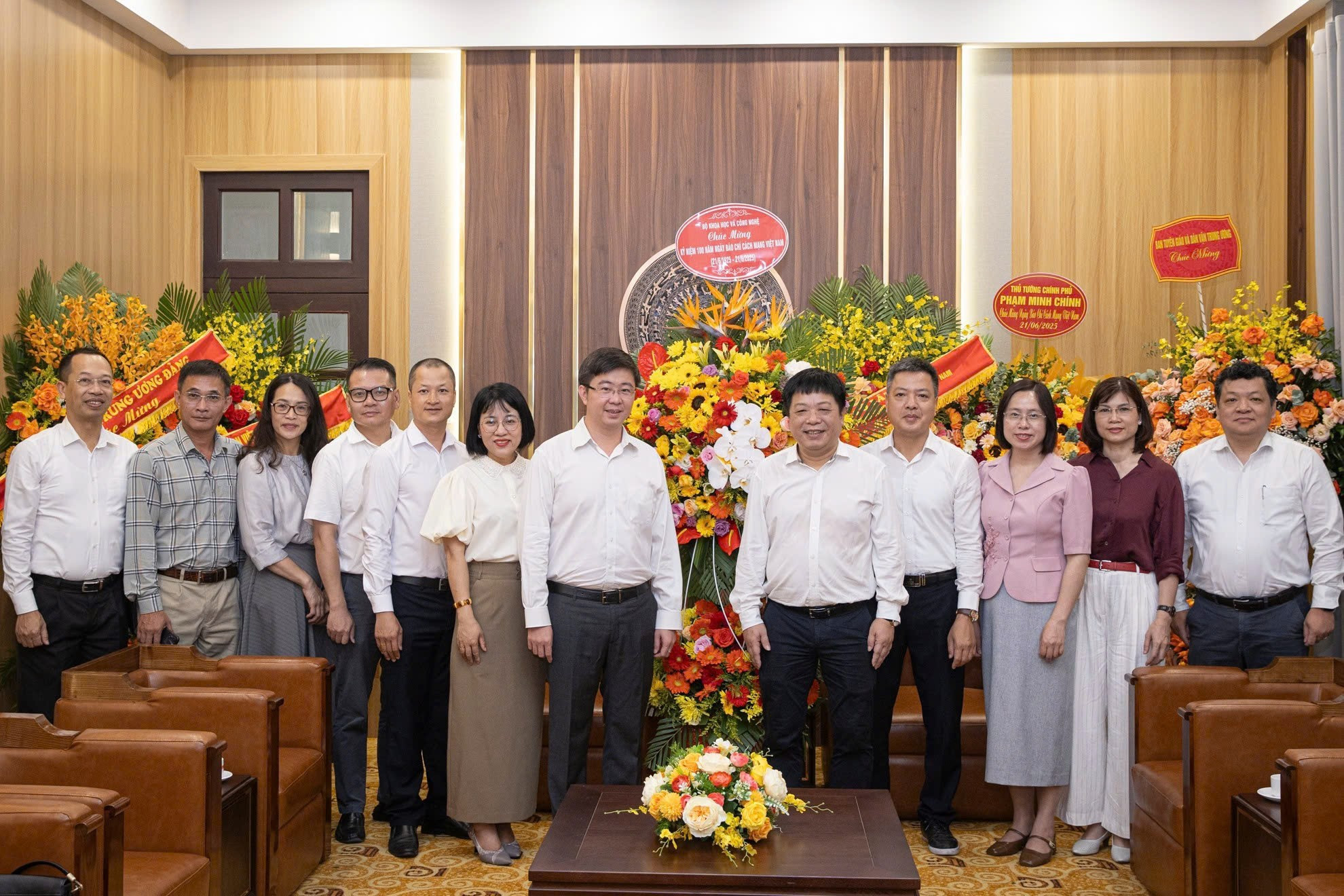 El viceministro de Ciencia y Tecnología Bui Hoang Phuong alaba los esfuerzos de renovación y creatividad de Nhan Dan en años recientes, así como expresa el deseo de que el medio del Partido siga trabajando para mejorar sus publicaciones y así elevar aún más su papel de vanguardia en el periodismo revolucionario vietnamita.