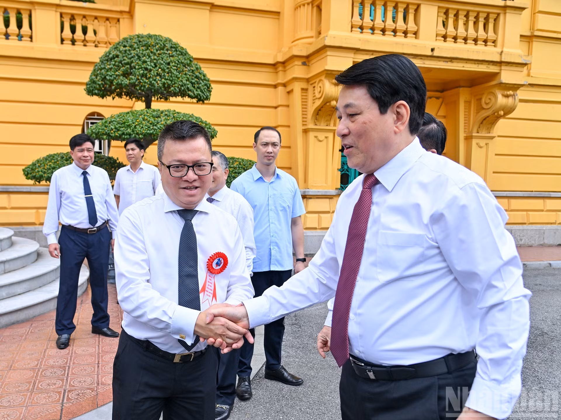 El presidente Luong Cuong (derecha) y Le Quoc Minh, presidente-editor del periódico Nhan Dan —órgano central del Partido—, subjefe de la Comisión de Propaganda y Movilización de Masas del Comité Central del Partido y presidente de la Asociación de Periodistas de Vietnam.